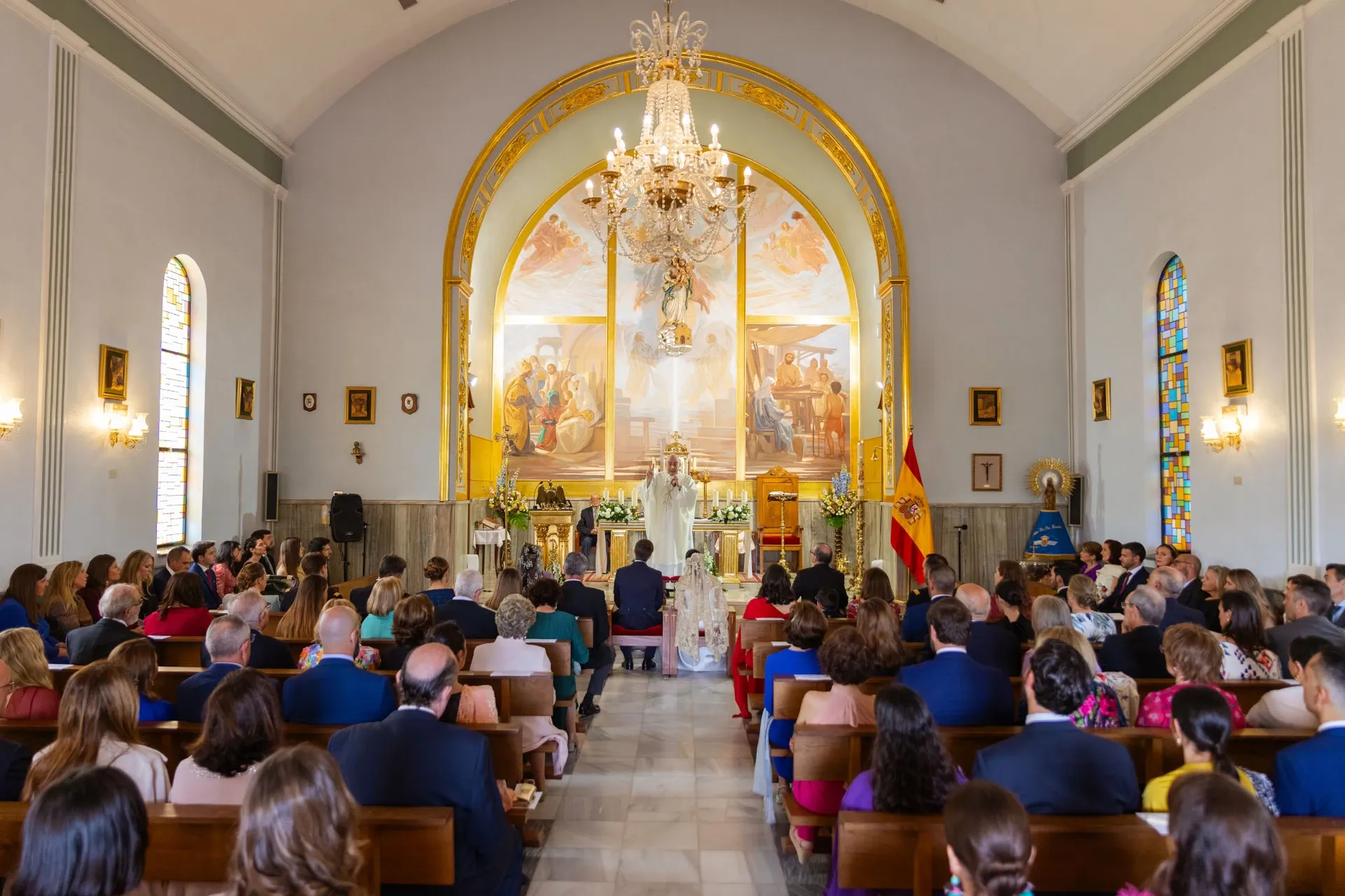 Interior de la iglesia durante una ceremonia de boda
