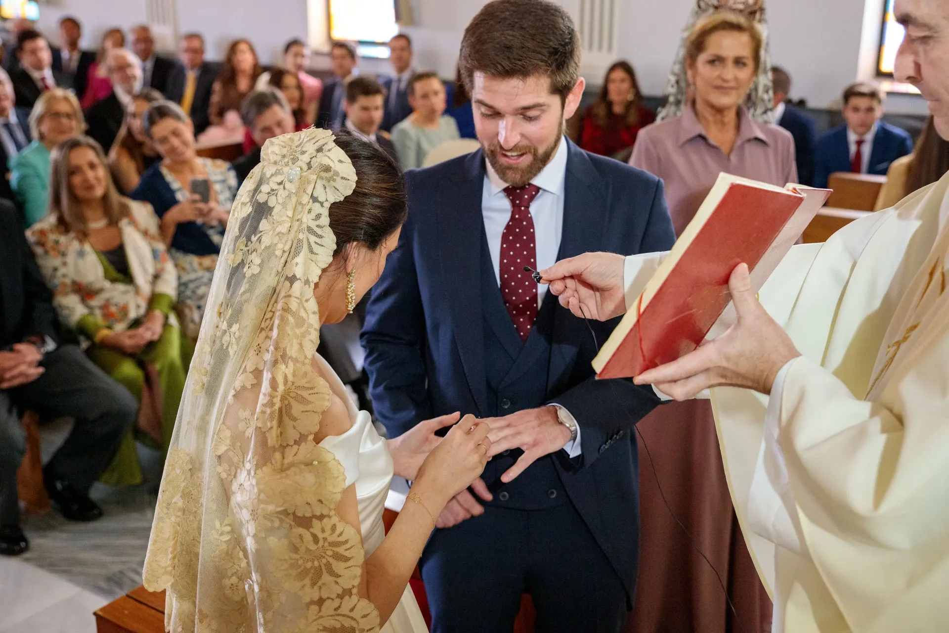 Intercambio de anillos en una boda en la iglesia