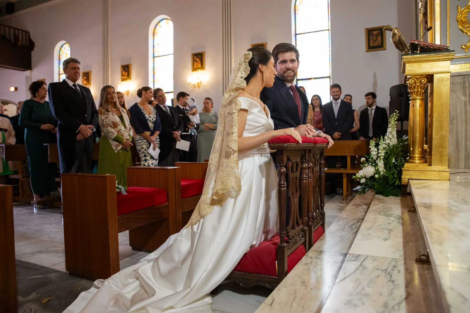 Novia con mantilla de encaje en el altar