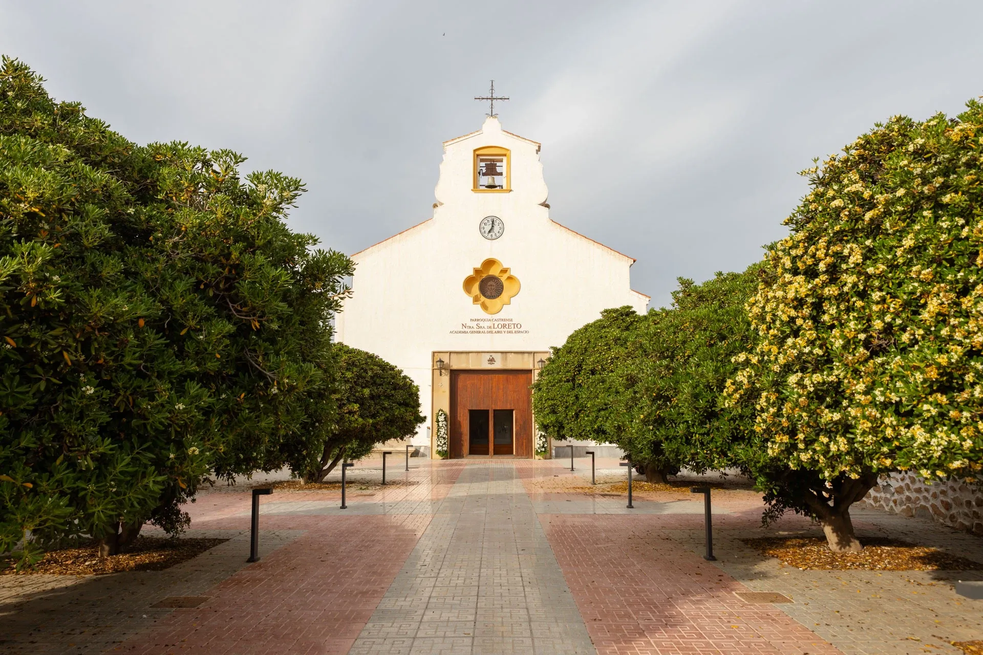 Ermita blanca entre naranjos el día de la boda
