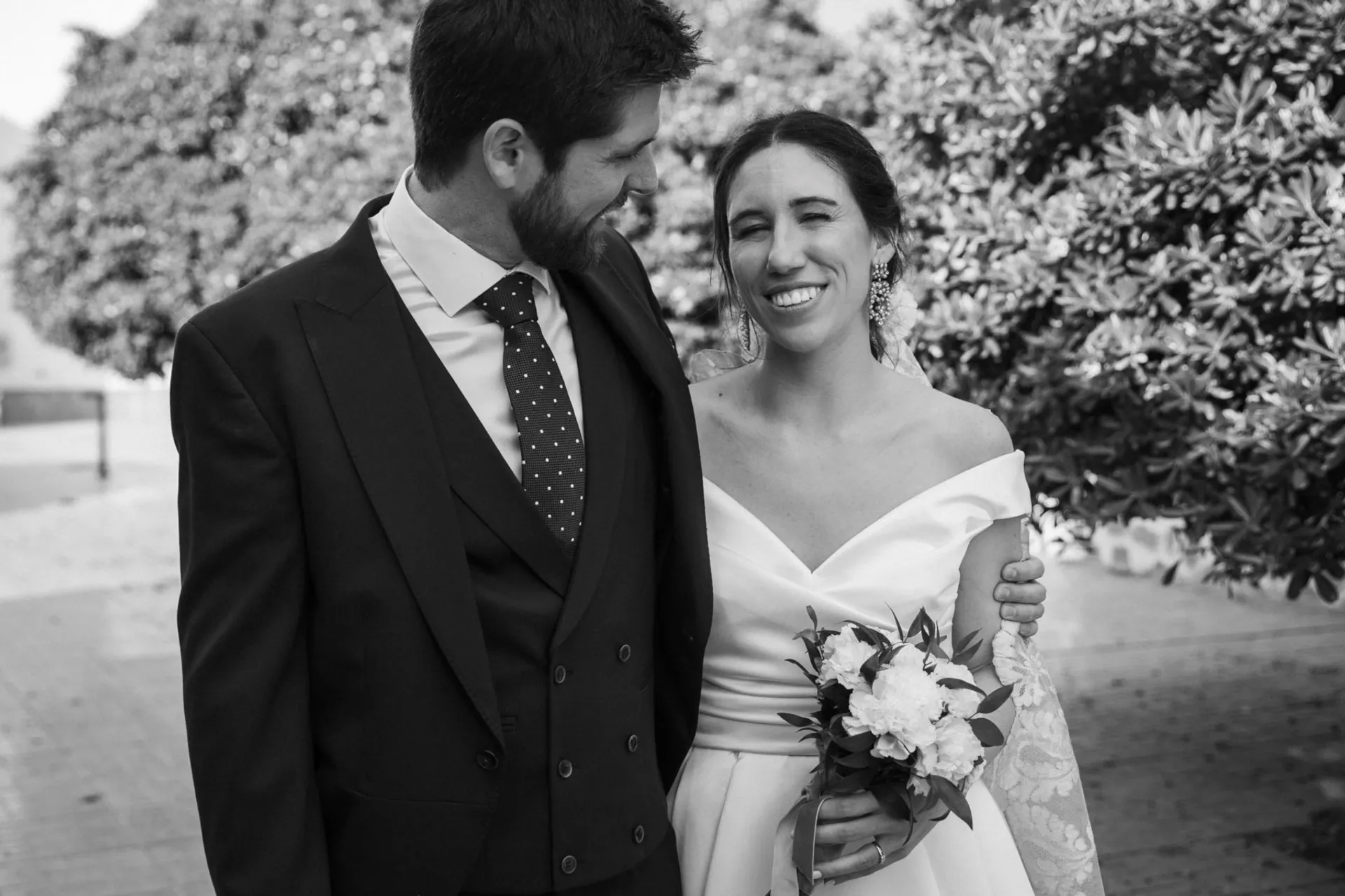 Retrato de los novios en un jardín, en blanco y negro