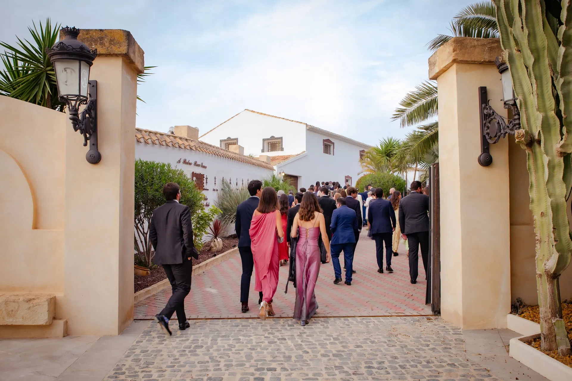 Invitados llegando a la finca de la celebración
