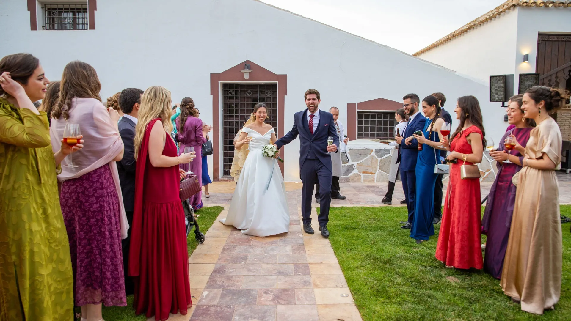 Novios llegando entre los invitados a la finca
