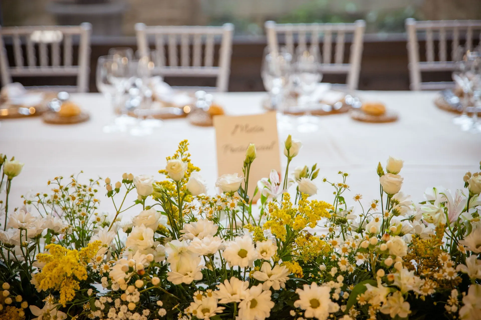 Mesa del banquete decorada con flores amarillas