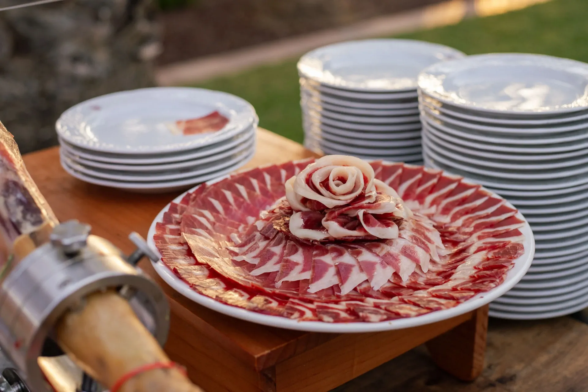 Plato de jamón en el cóctel de la boda