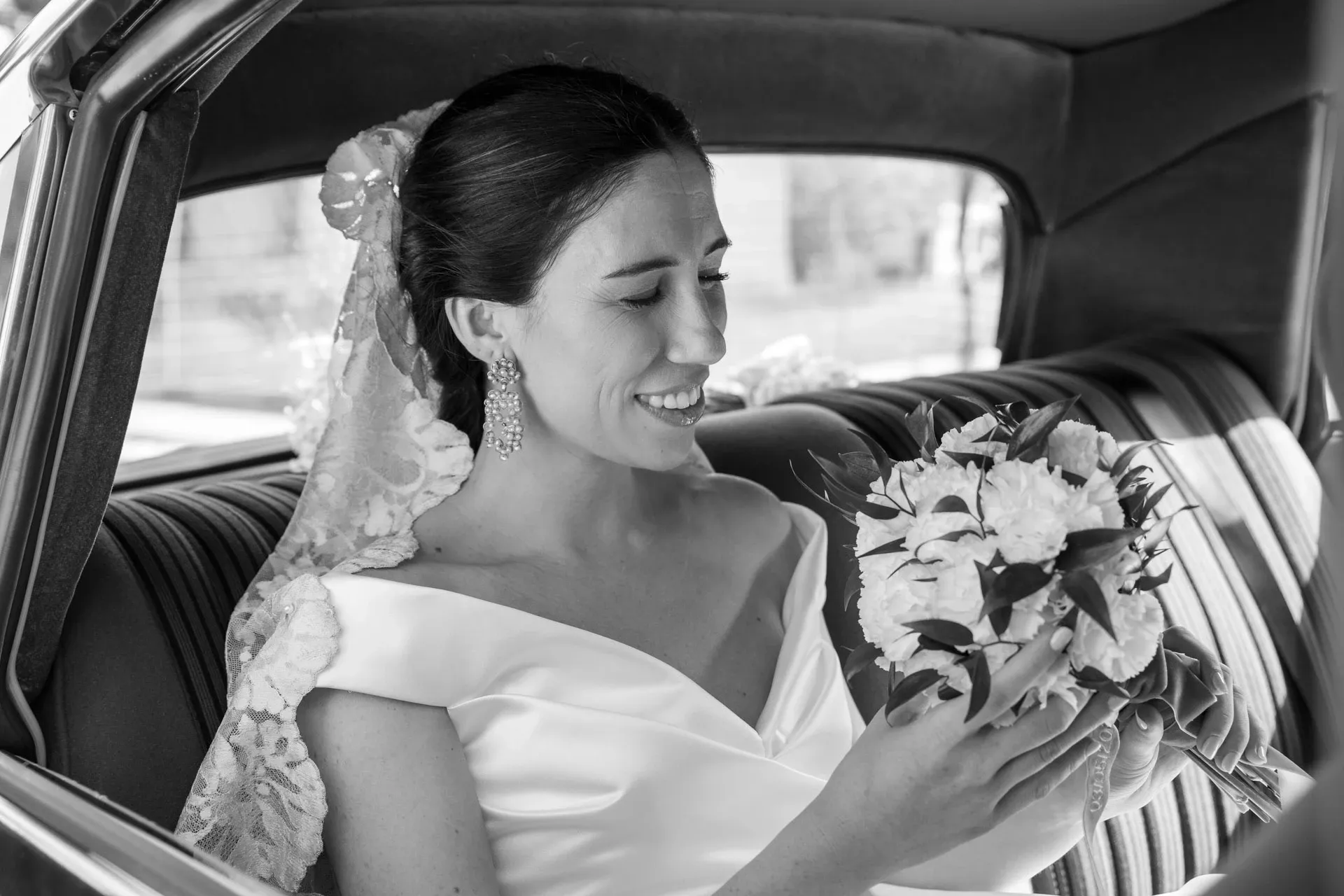 Novia en el coche camino de la ceremonia, en blanco y negro