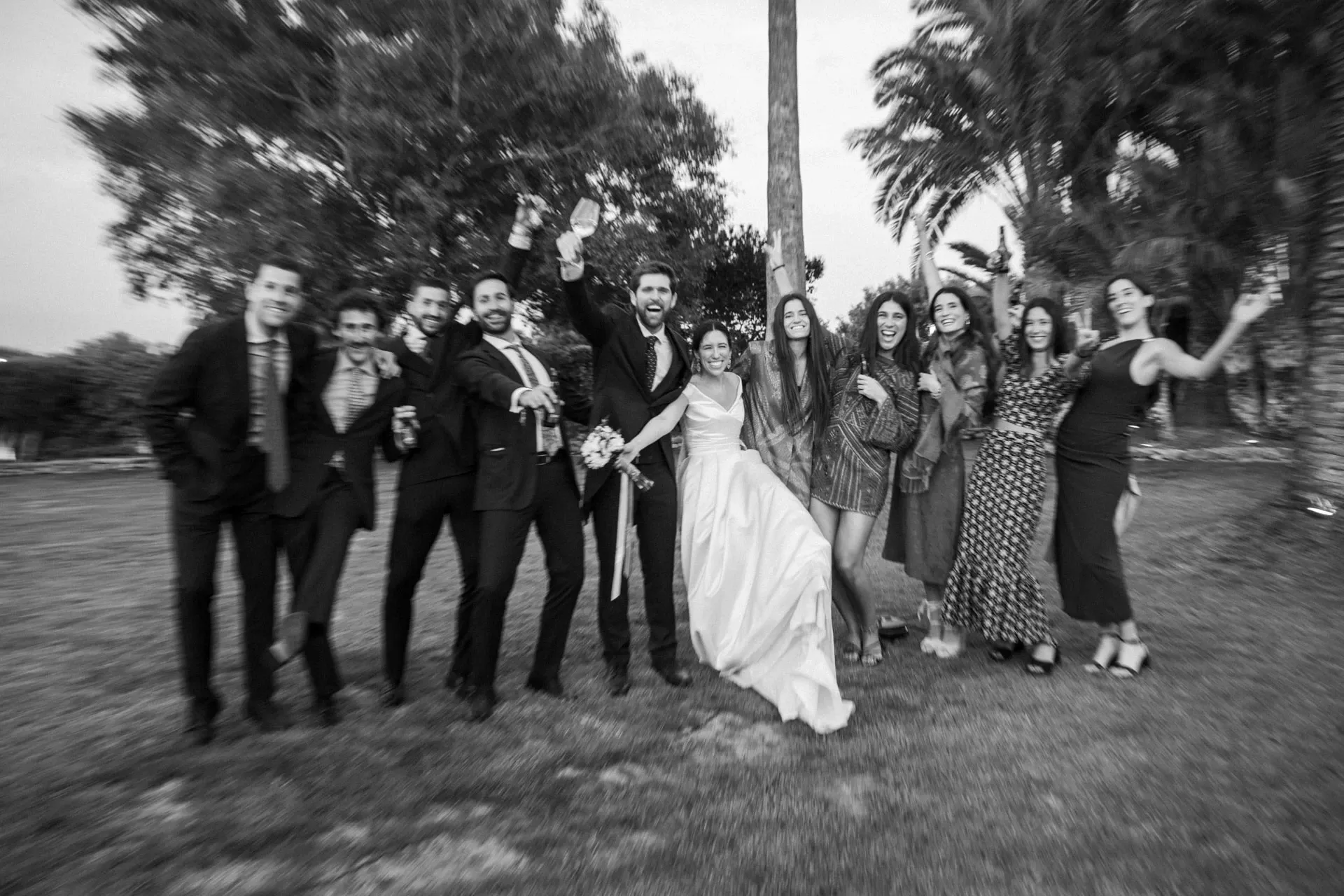 Novios celebrando con sus amigos en el jardín