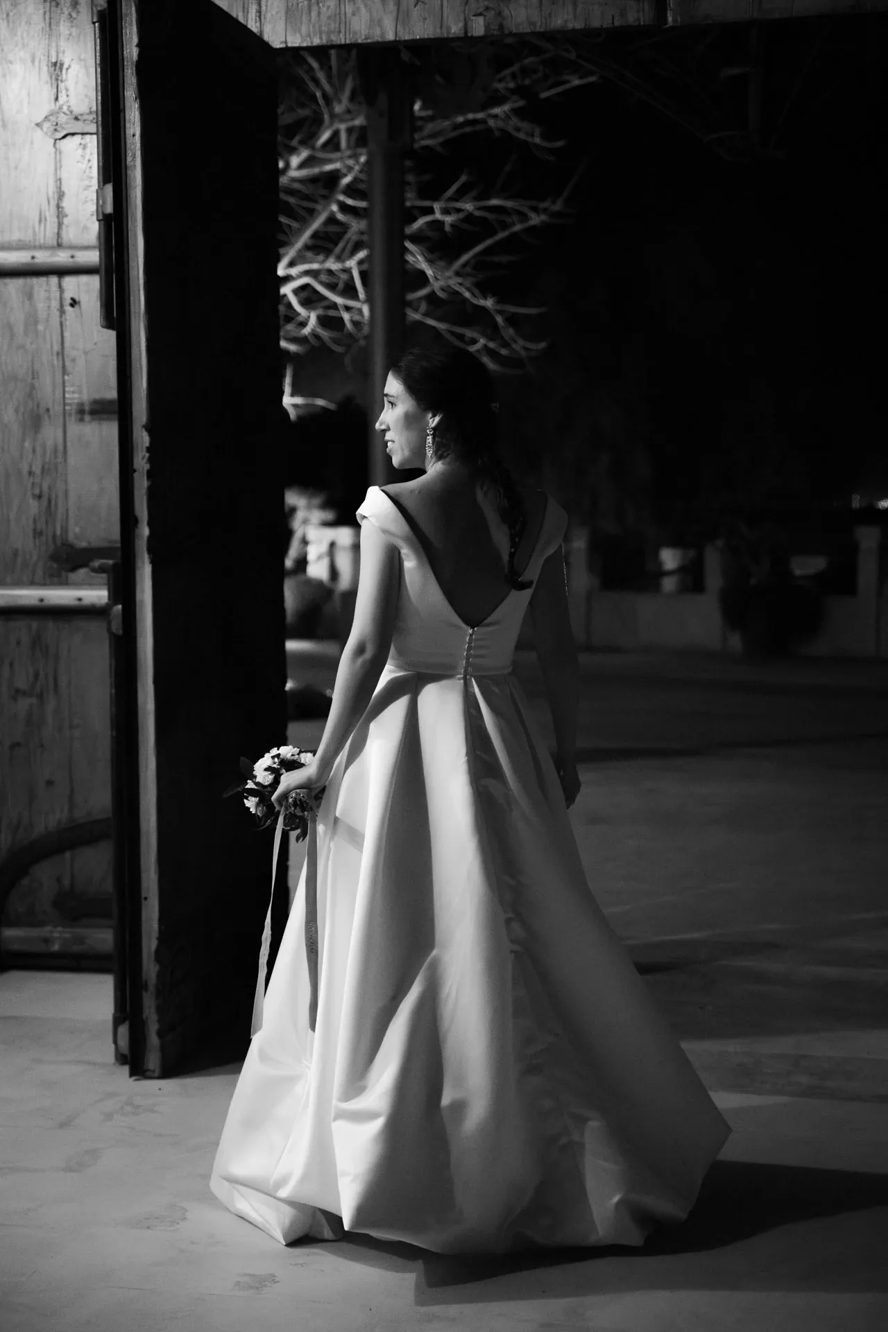 Novia de espaldas en una puerta, en blanco y negro
