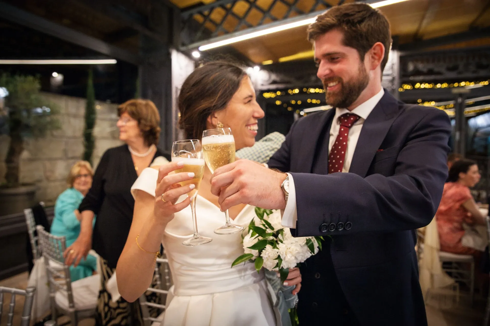 Novios brindando con los invitados