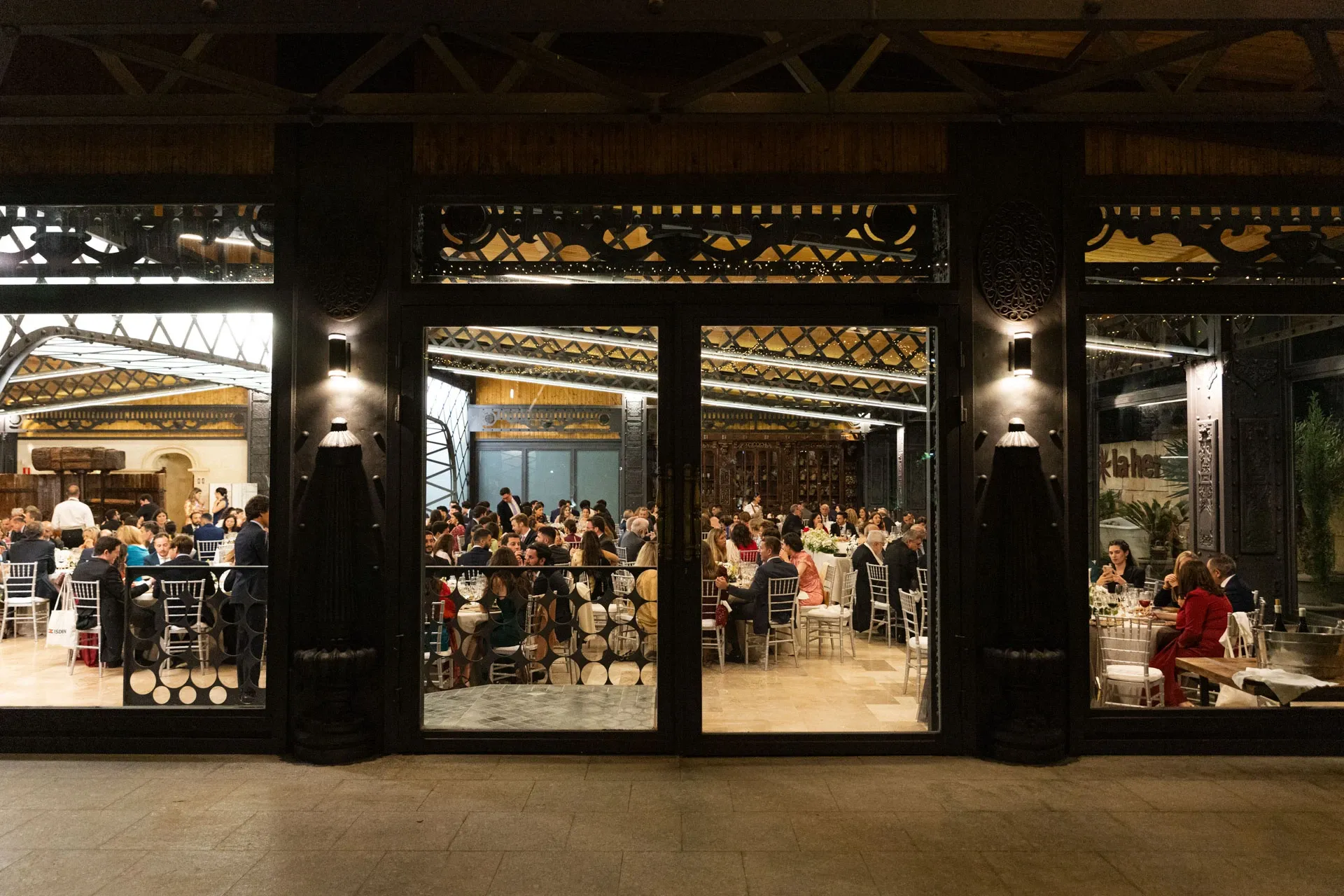 Salón del banquete de boda iluminado de noche
