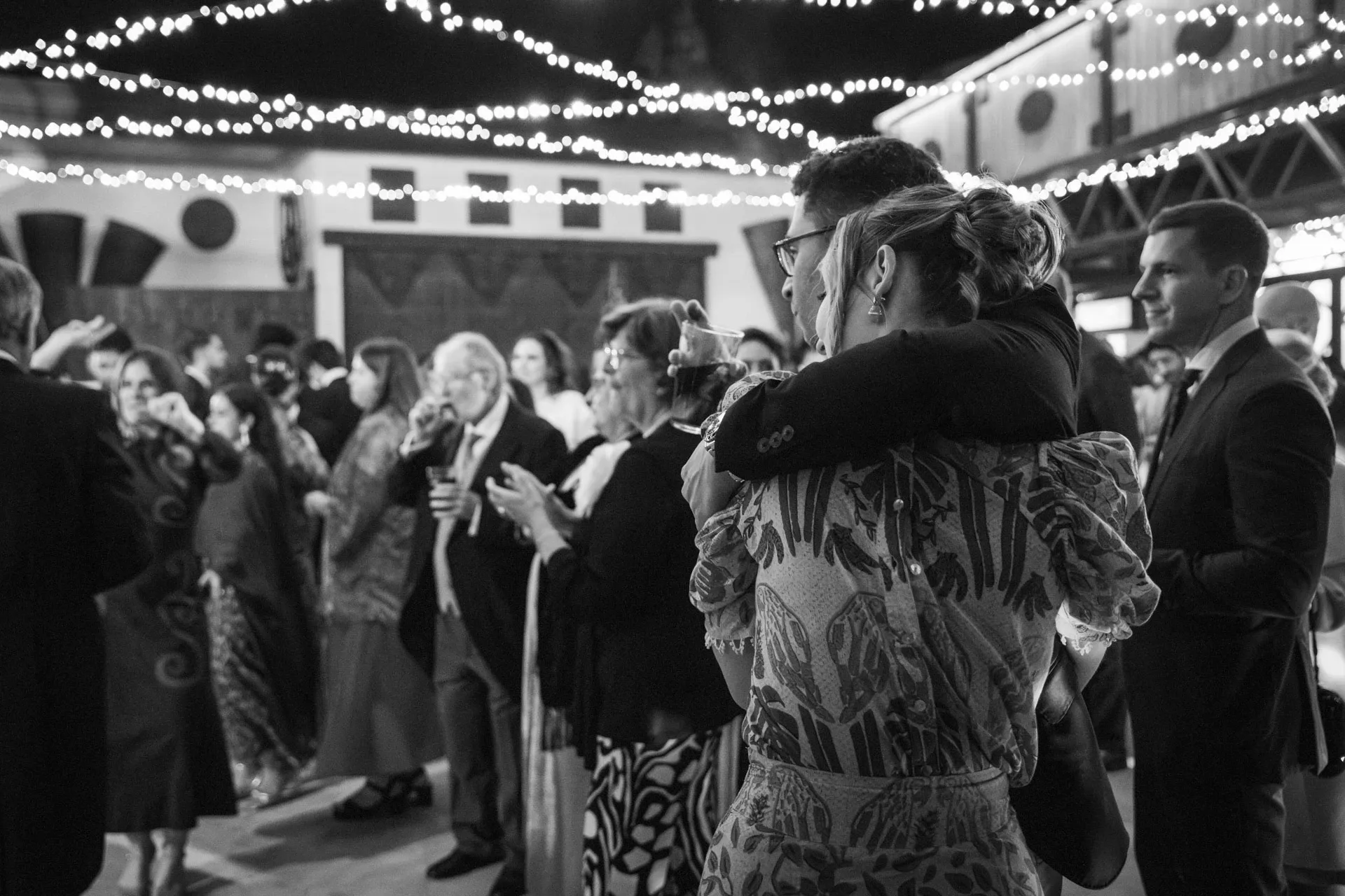 Invitados abrazándose en la fiesta de boda