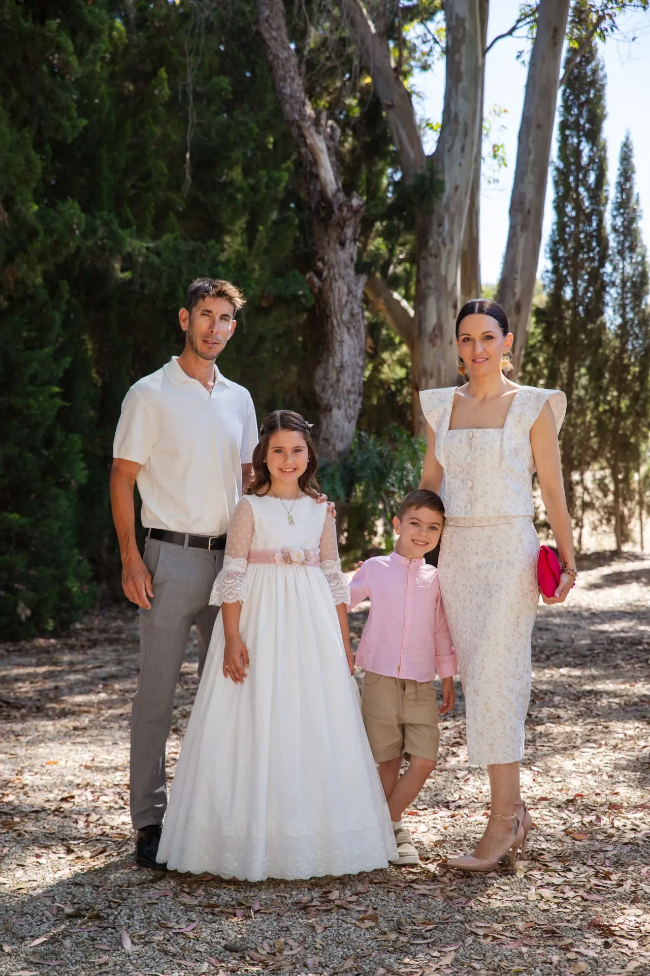 Familia posando el día de la primera comunión
