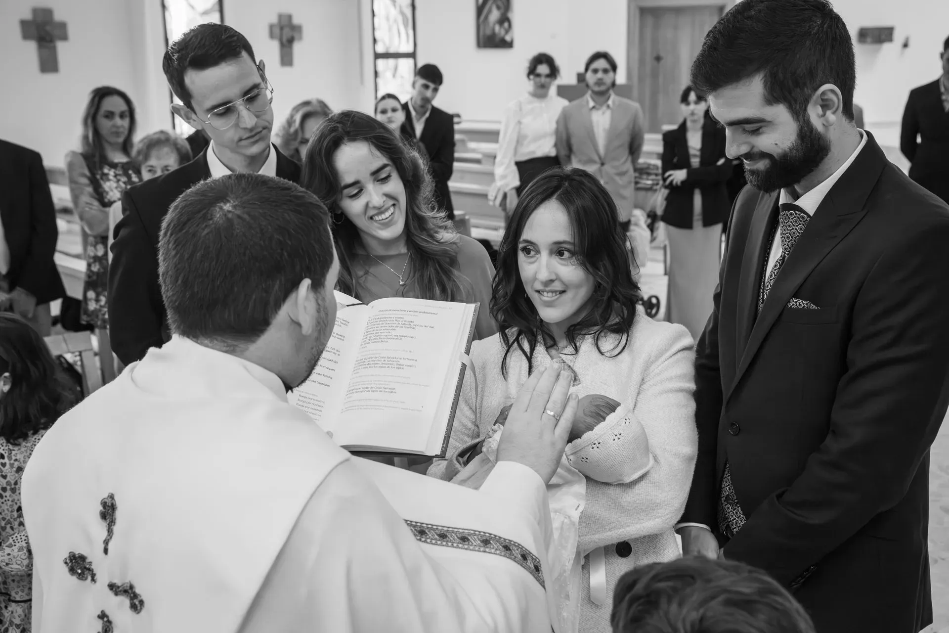 Ceremonia de bautizo, en blanco y negro