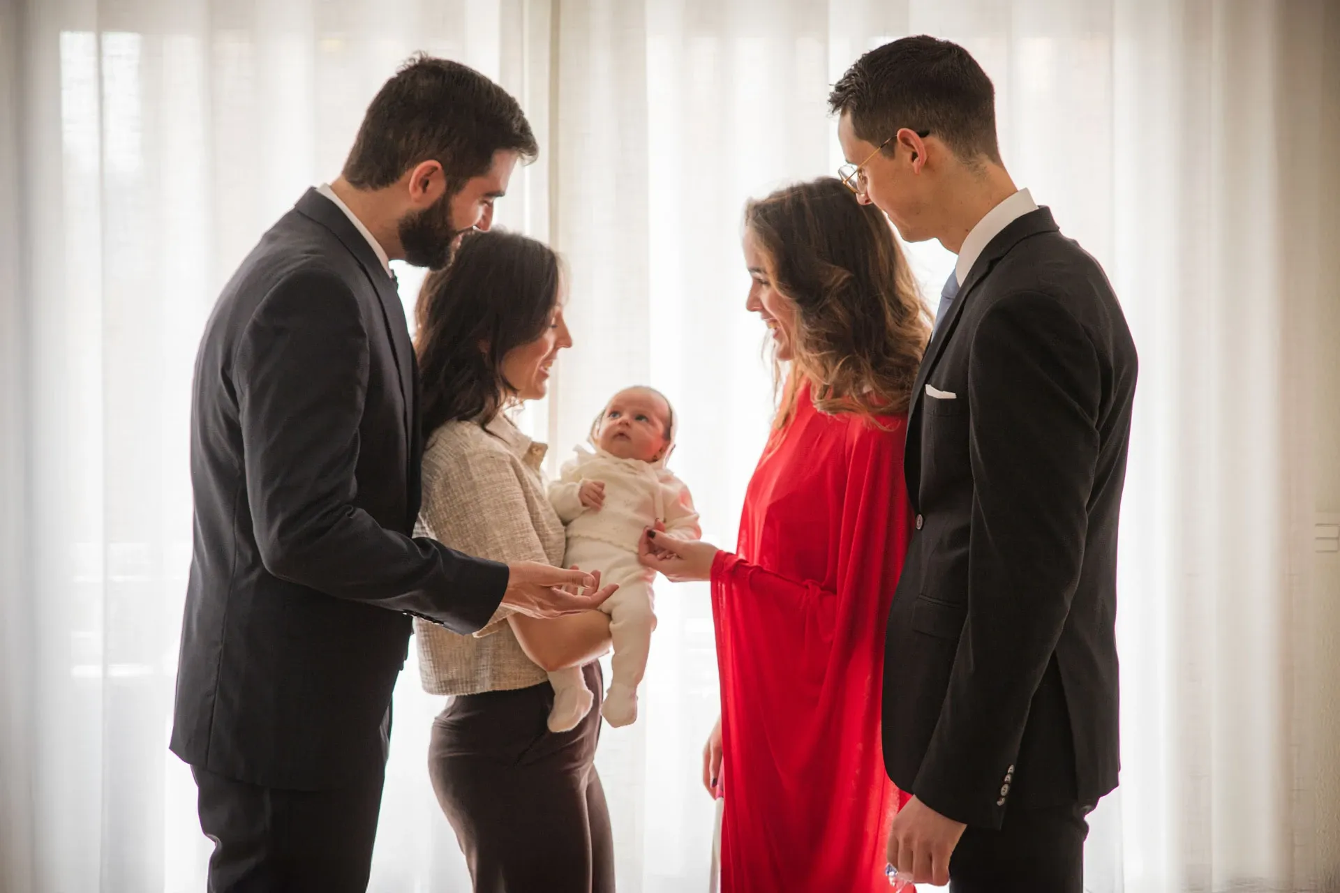 Padres y padrinos con el bebé antes del bautizo