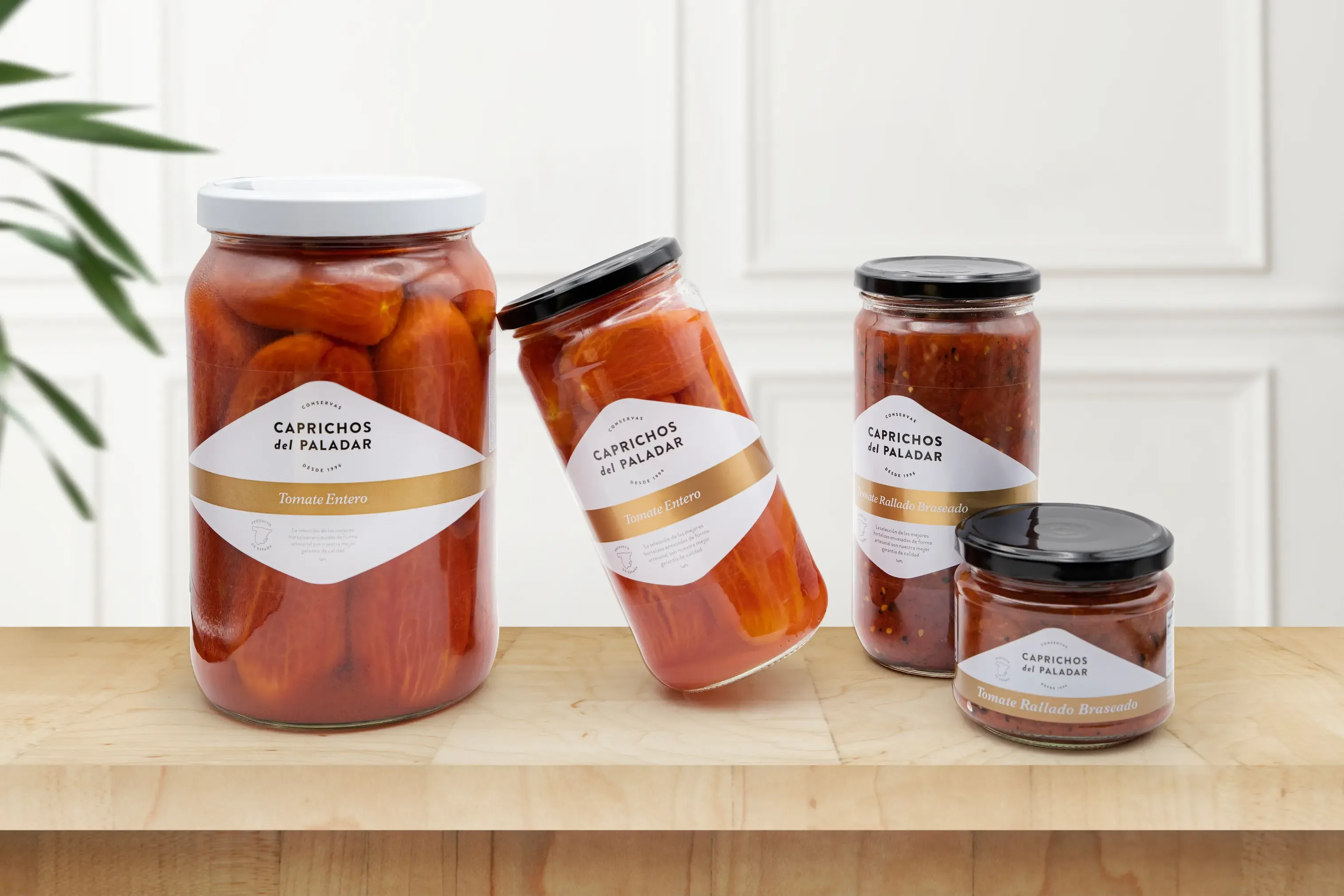 Tarros de tomate y salsas sobre una mesa de madera