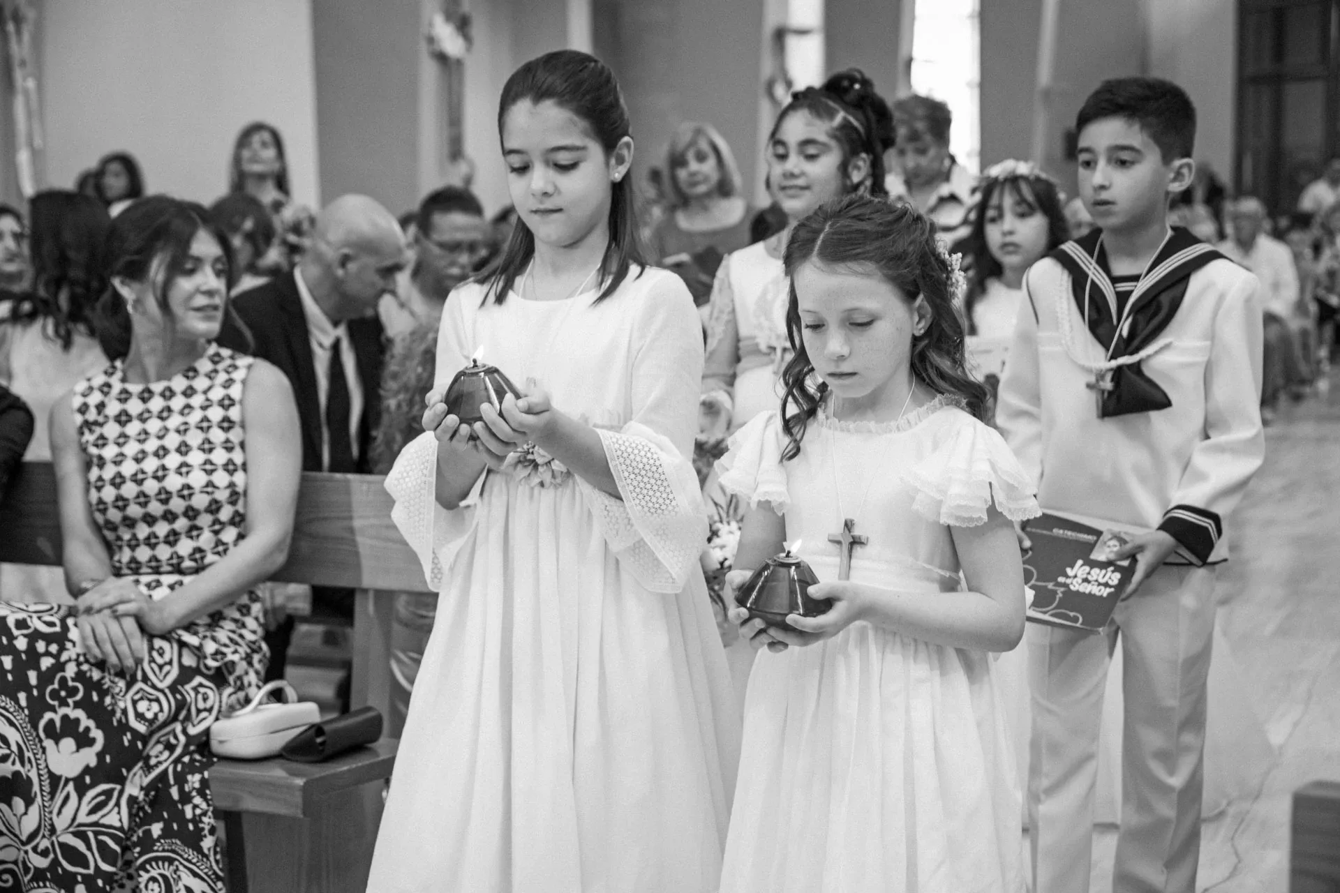 Niños de comunión en la iglesia, en blanco y negro