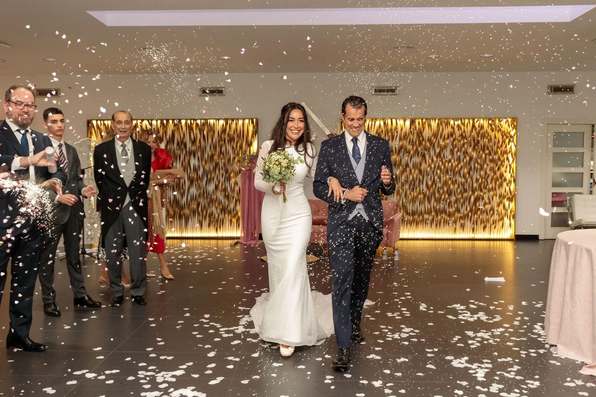 Entrada de los novios al banquete entre confeti