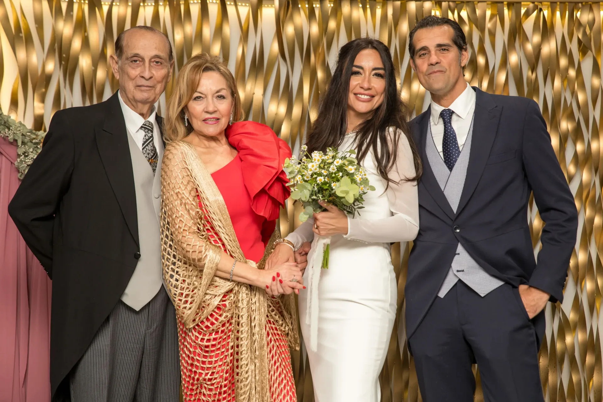 Novios posando con sus padres