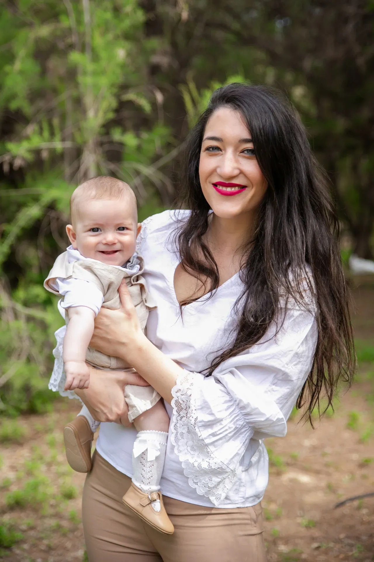 Madre sonriente con su bebé en brazos