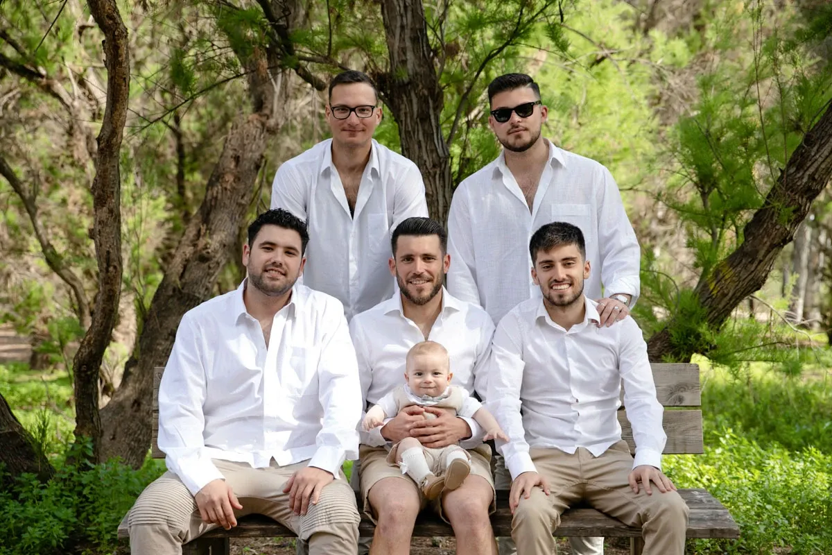 Familia con el bebé en una sesión al aire libre