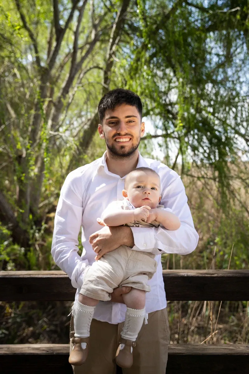 Padre sonriente con su bebé en brazos
