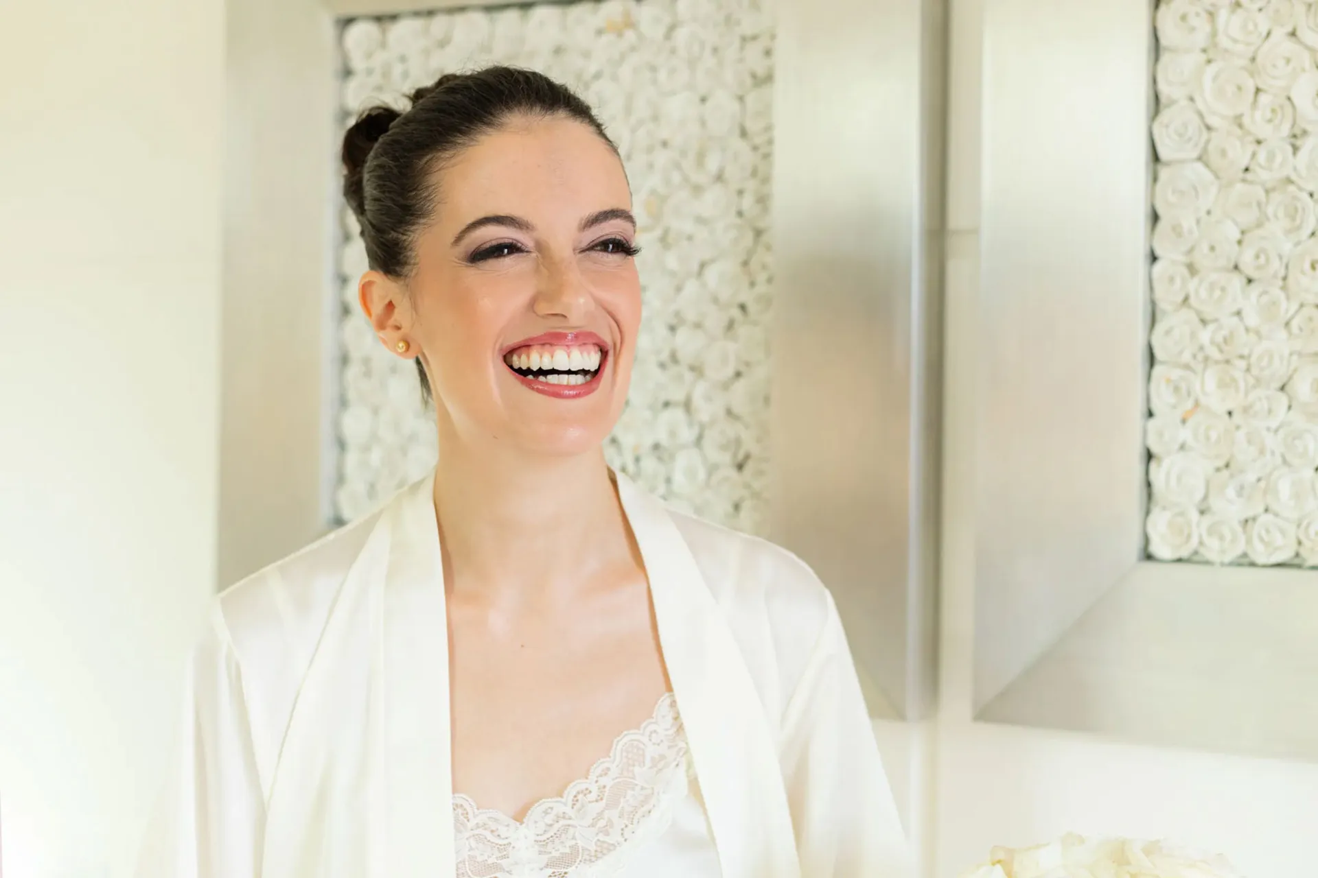 Novia sonriendo mientras se prepara el día de su boda