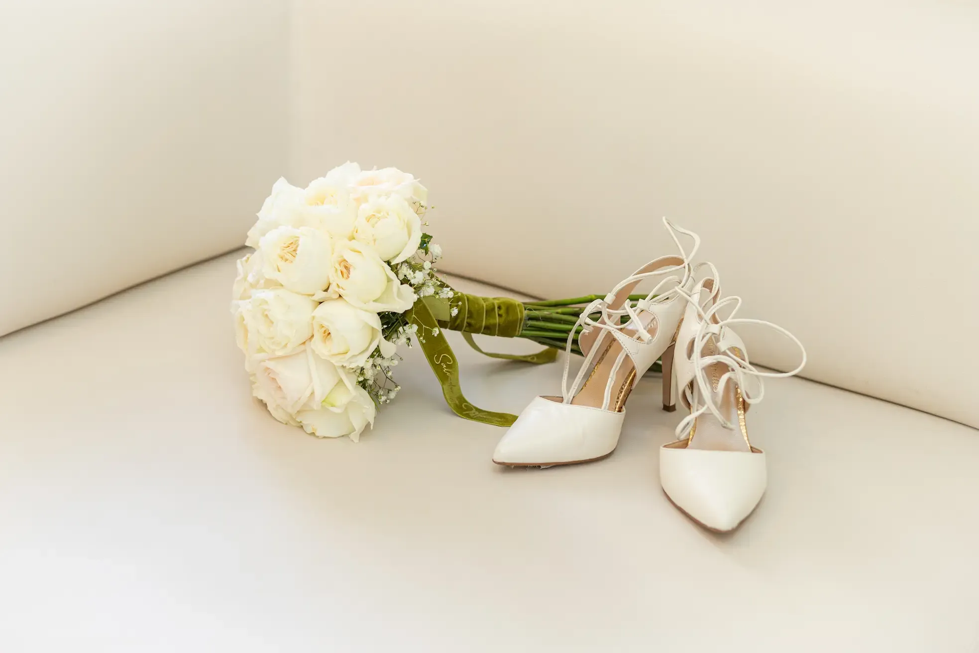 Ramo de novia y zapatos antes de la ceremonia