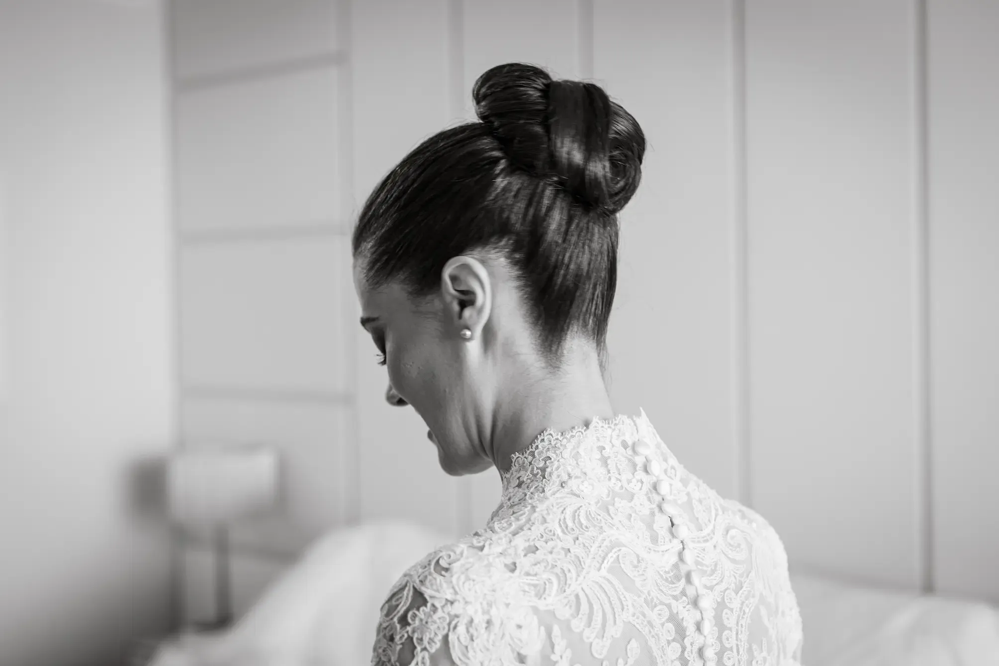 Retrato de la novia con recogido, en blanco y negro