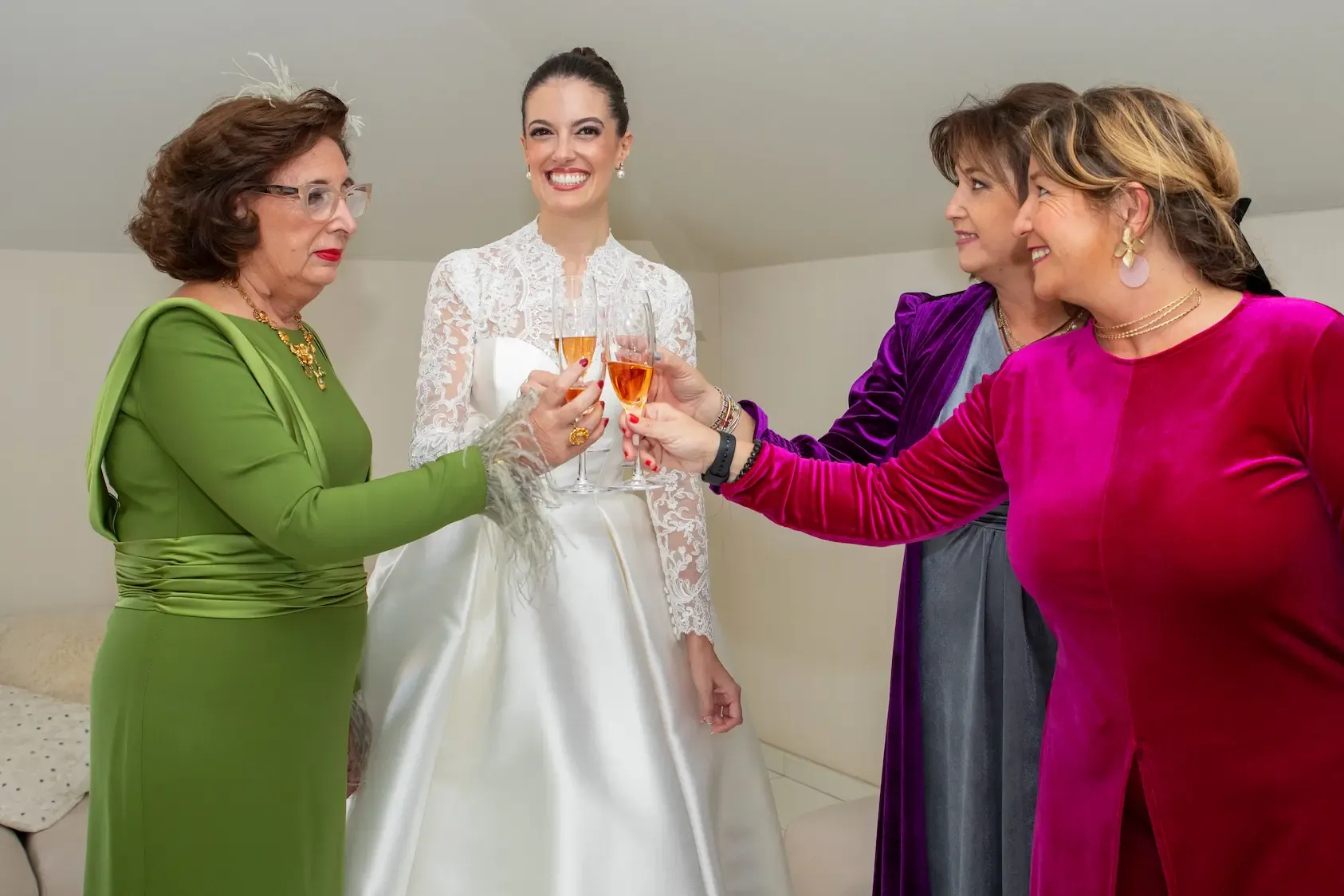 Novia brindando con su familia antes de la boda