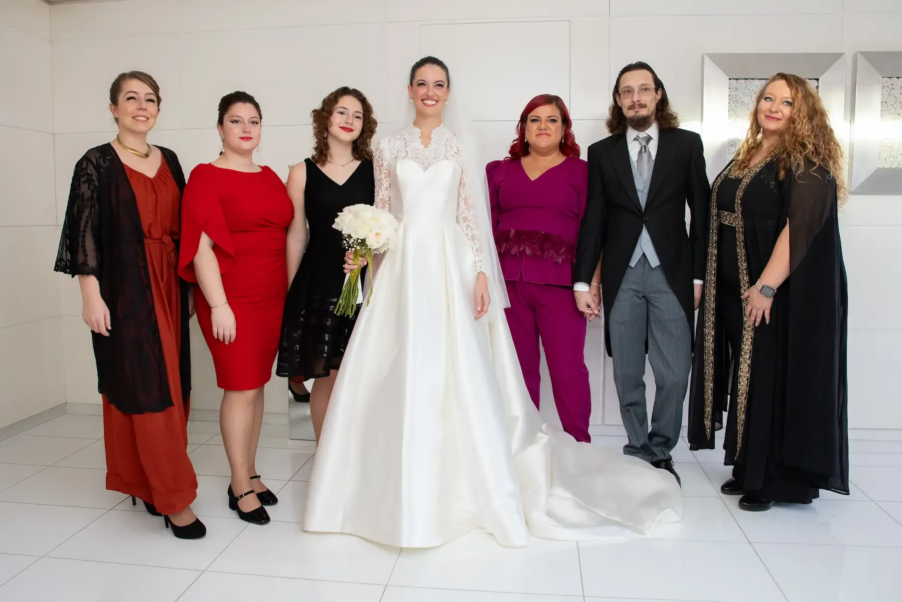 Novia posando con su familia antes de la ceremonia