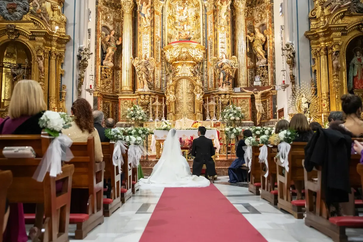Novia entrando a la iglesia por el pasillo central