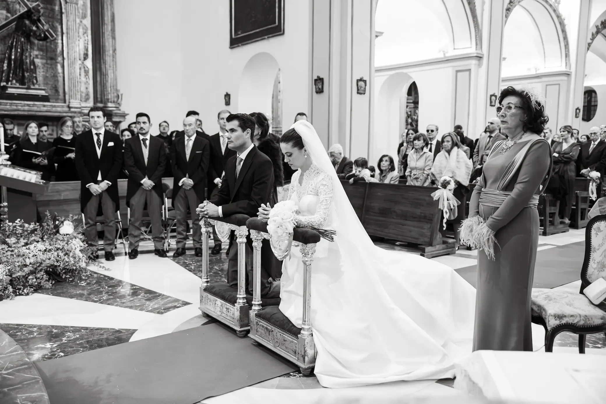 Ceremonia religiosa de boda, en blanco y negro