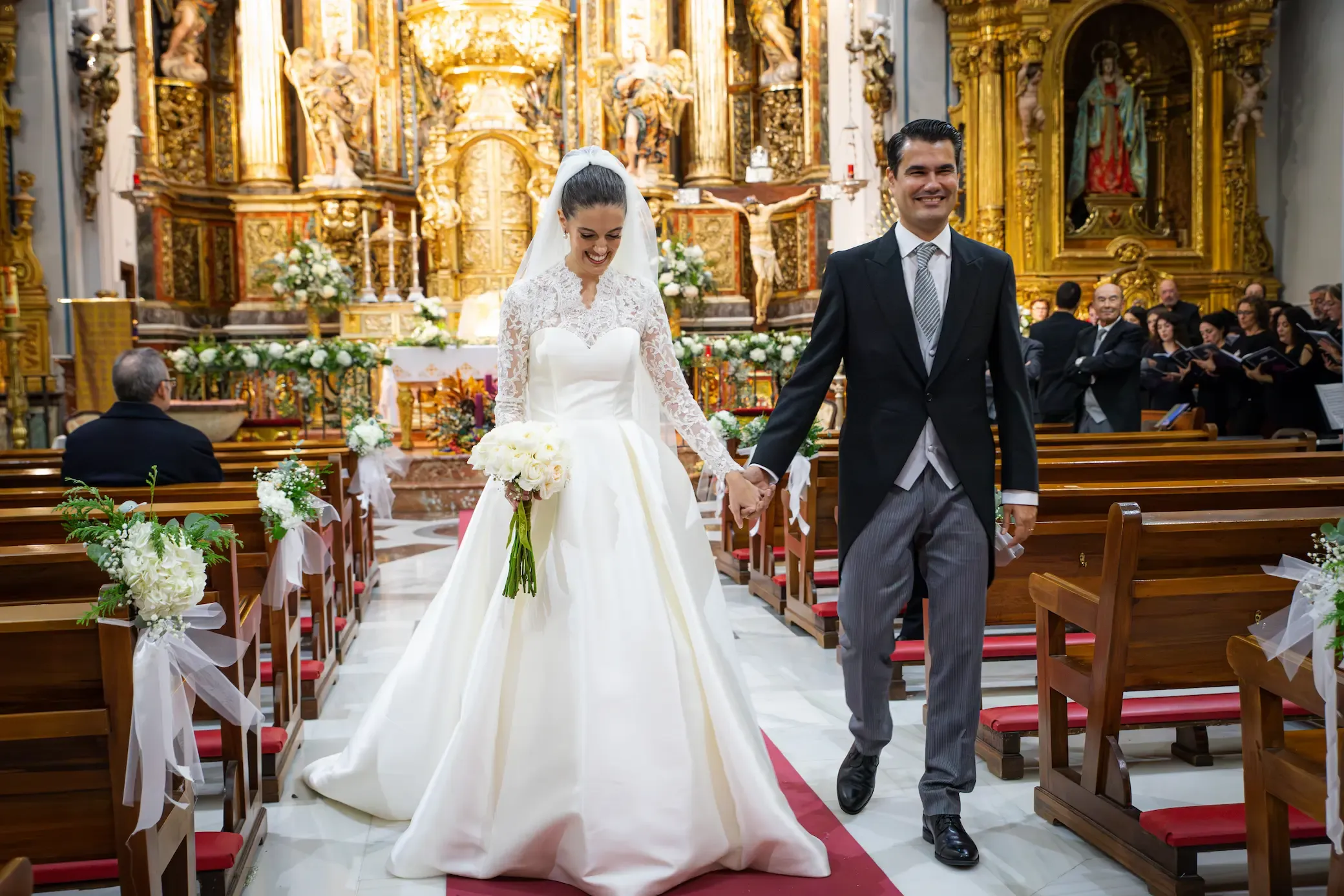 Novios caminando por el pasillo de la iglesia
