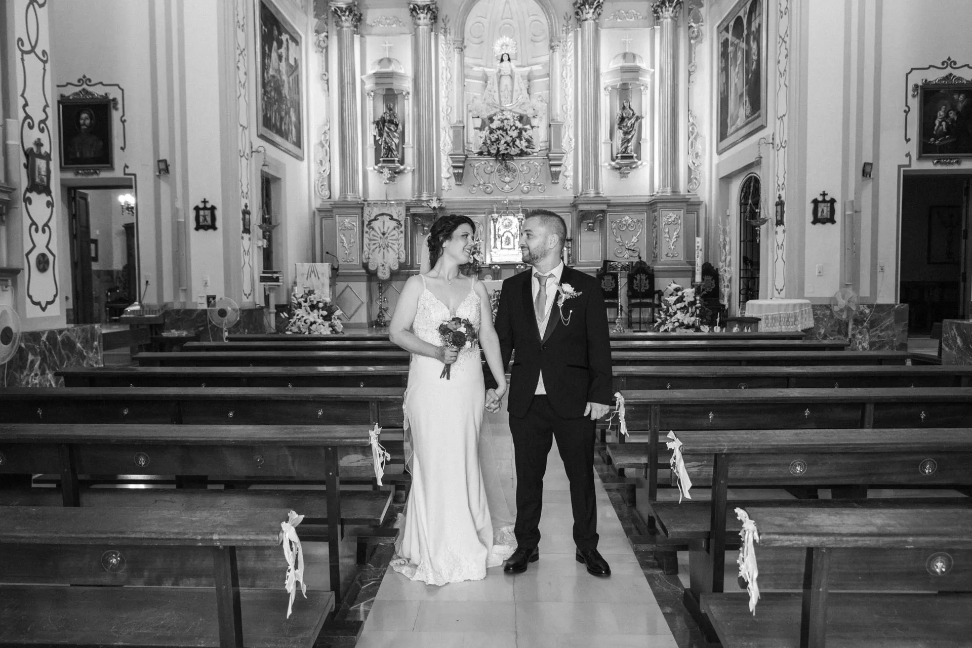 Novios en el altar de la iglesia, en blanco y negro