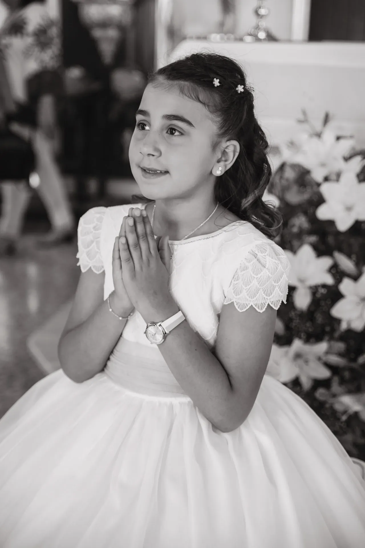 Niña de comunión rezando, en blanco y negro