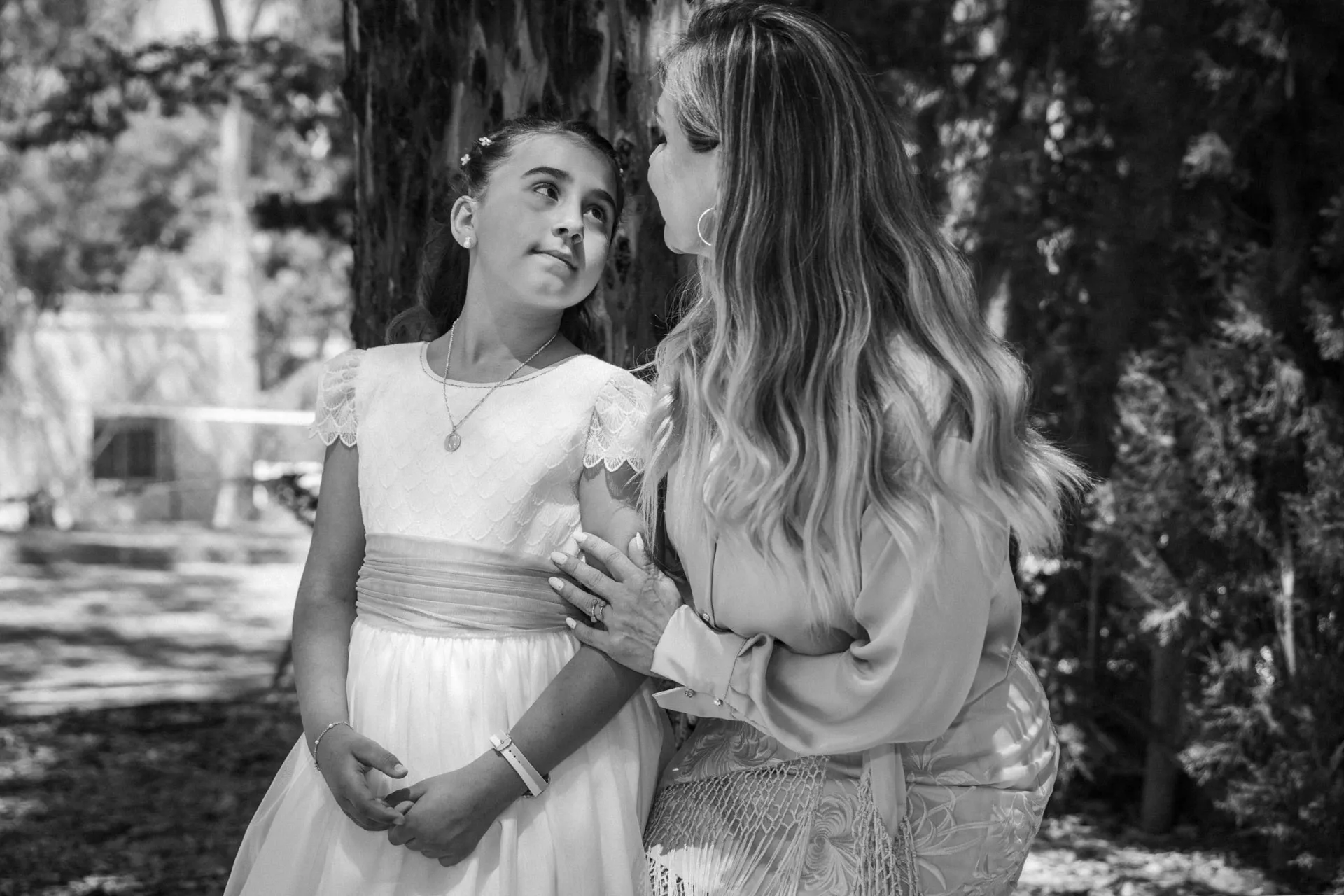 Niña de comunión con su madre, en blanco y negro