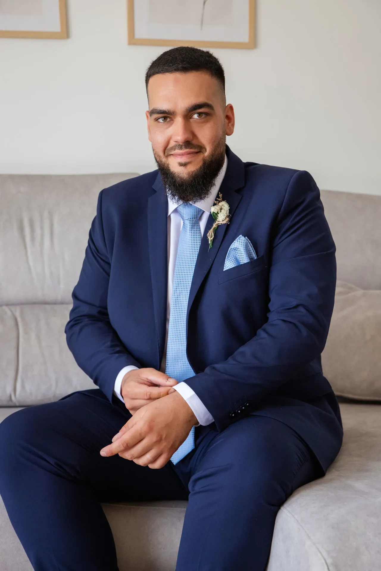 Retrato del novio sentado antes de la boda