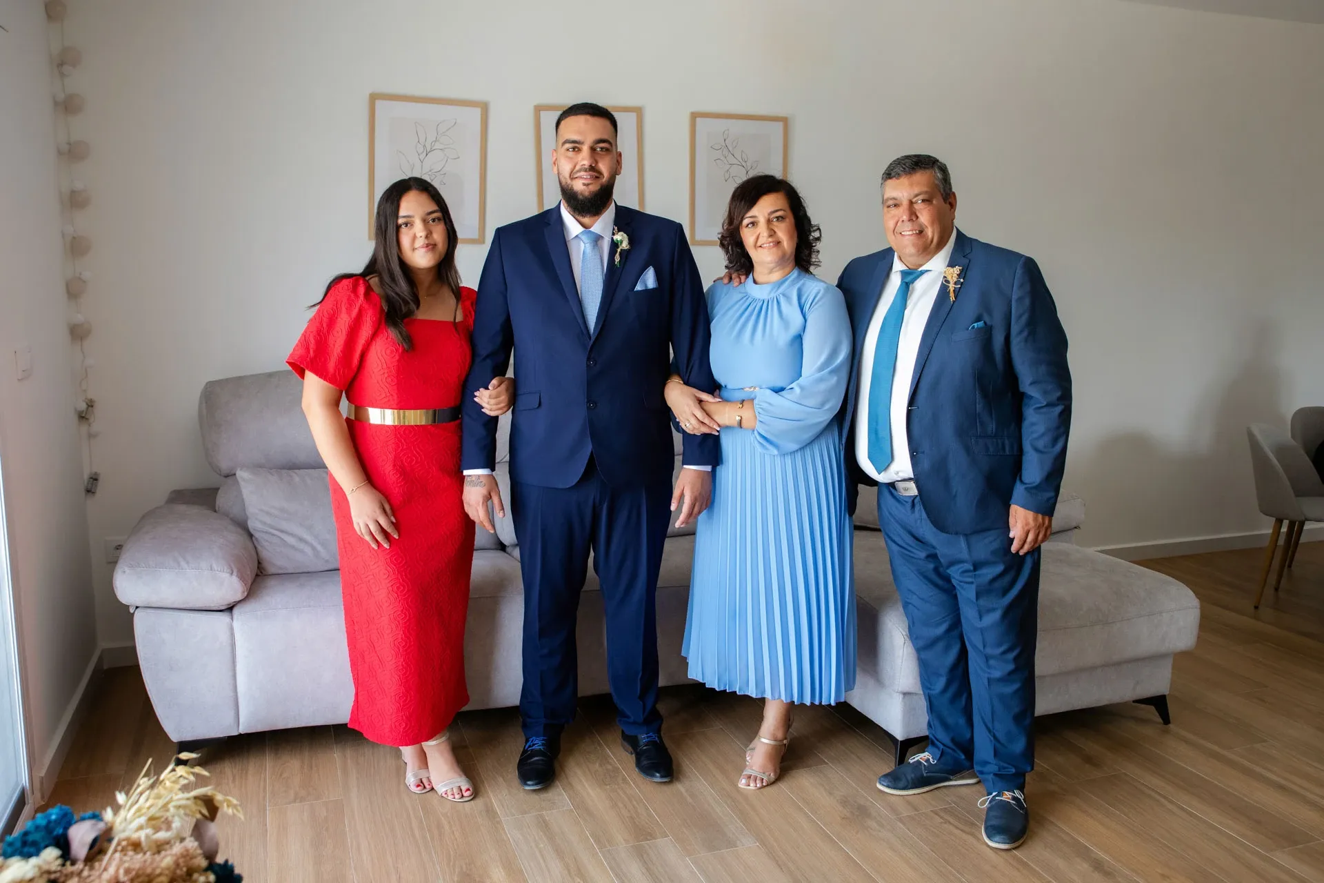 Novio posando con su familia