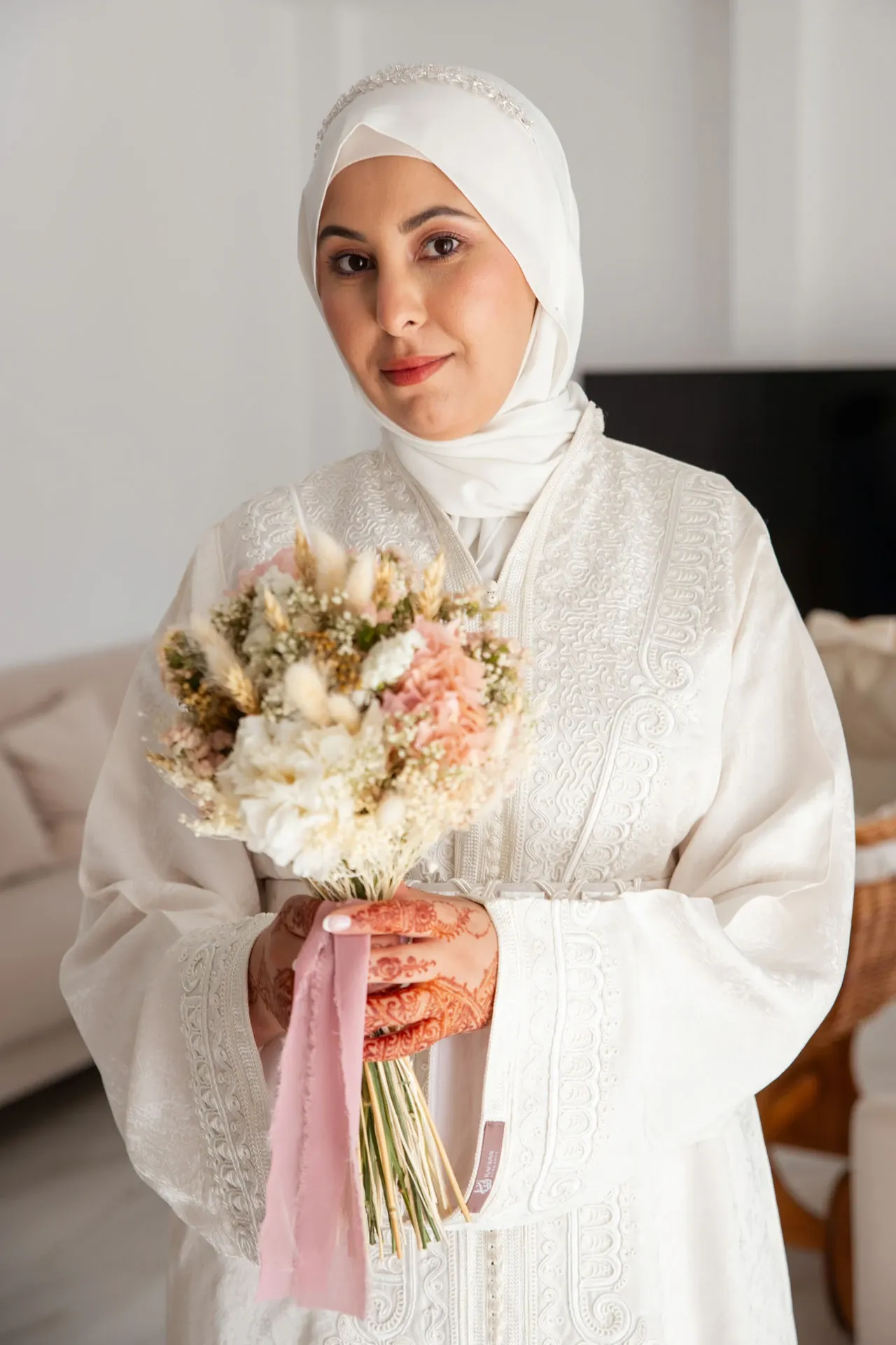 Retrato de la novia con hiyab y ramo de flores