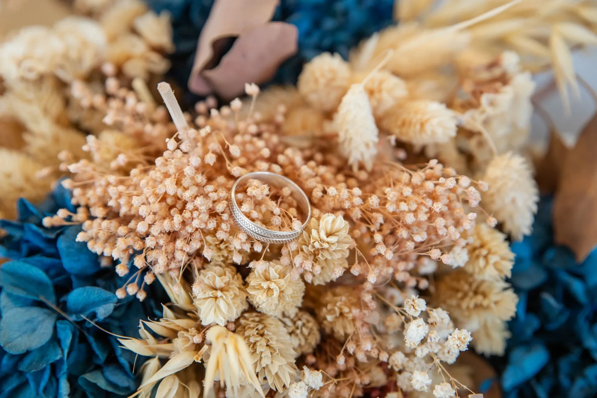 Anillos de boda sobre flores secas