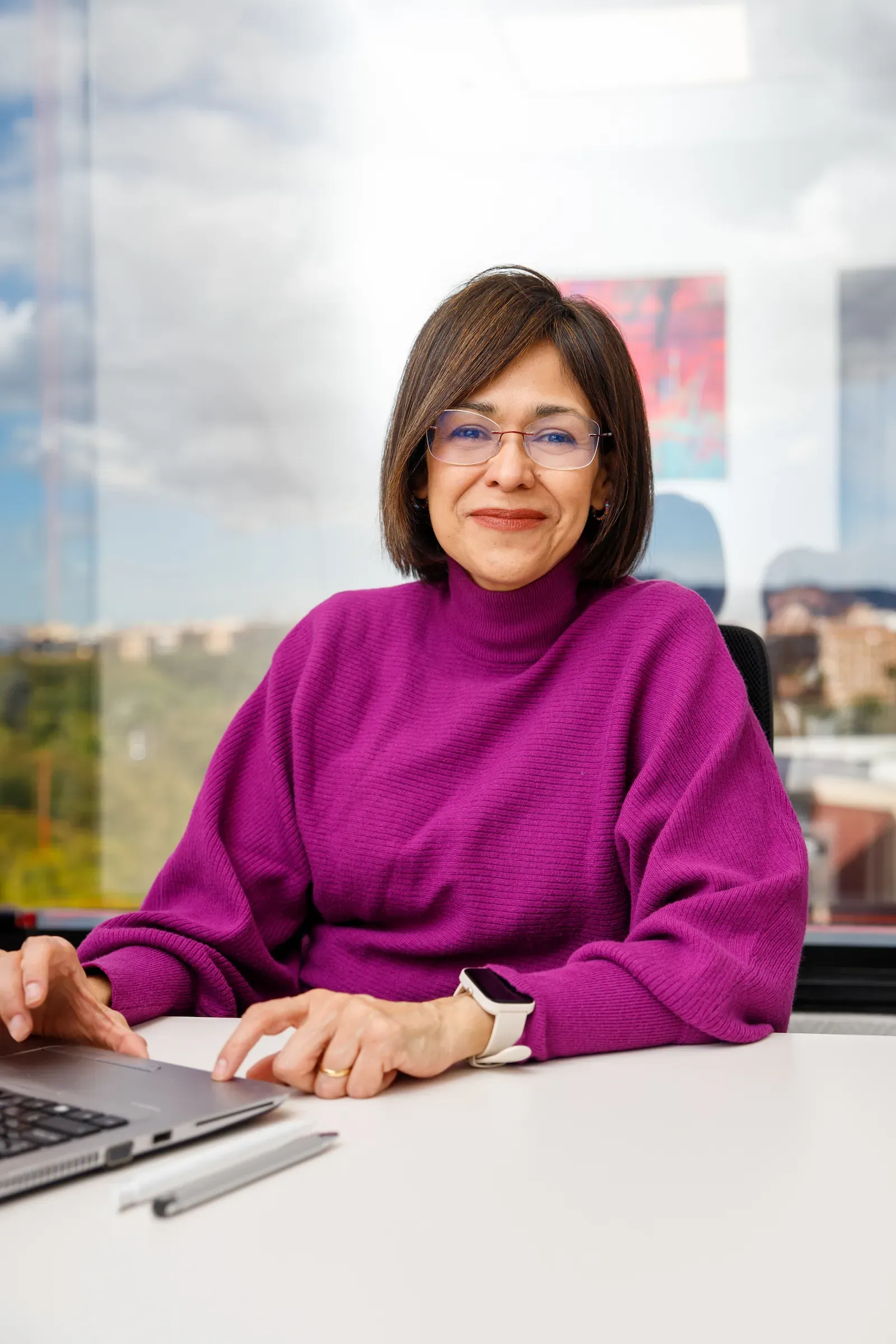 Retrato corporativo de una profesional en su despacho
