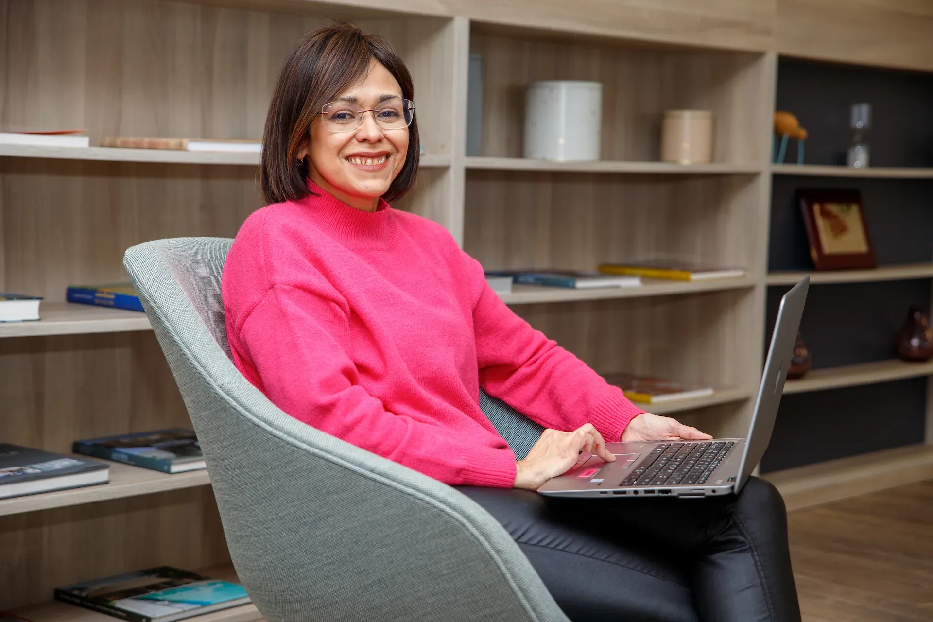 Retrato corporativo de una profesional con su portátil