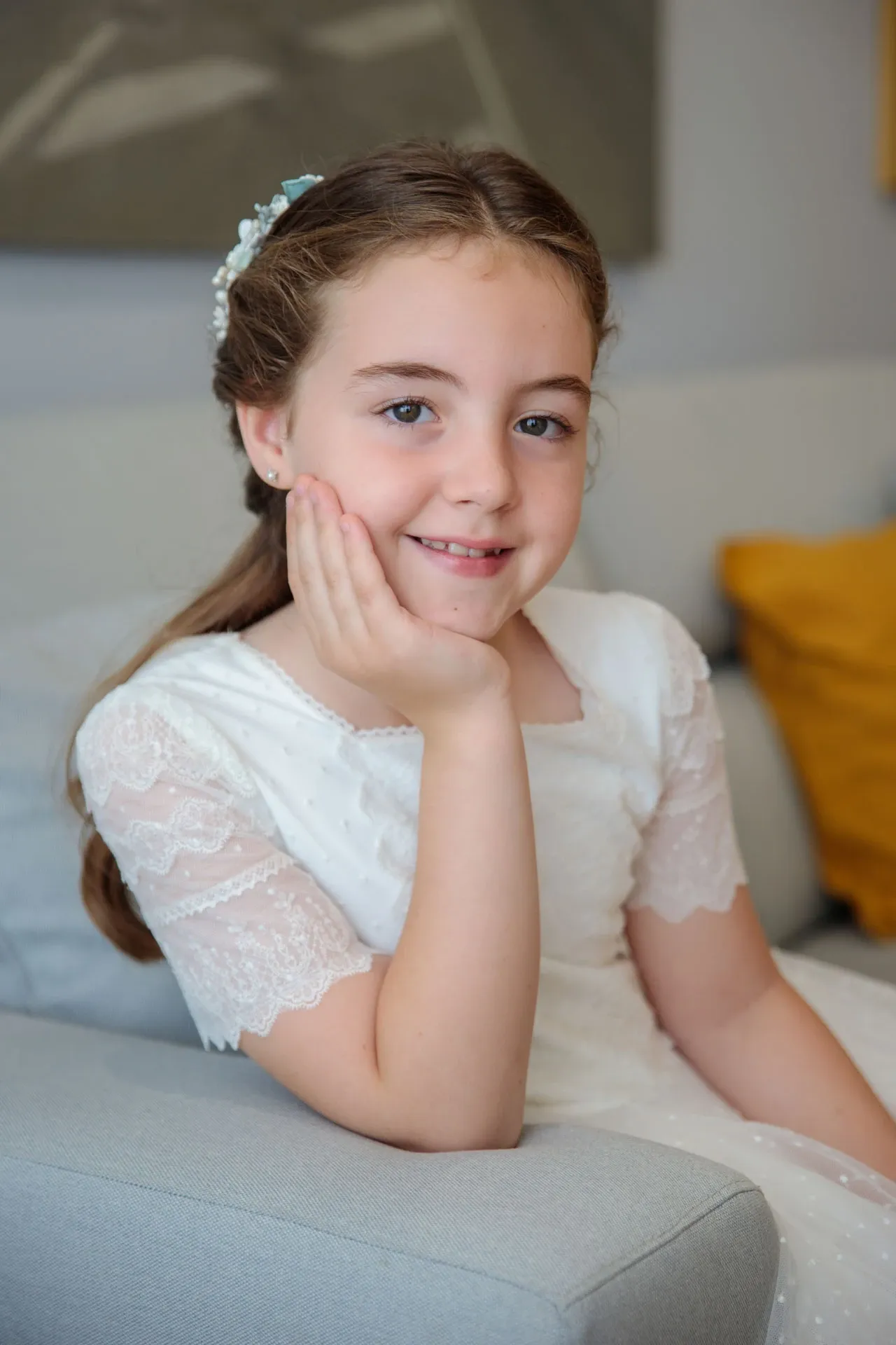 Retrato de niña de comunión sonriendo