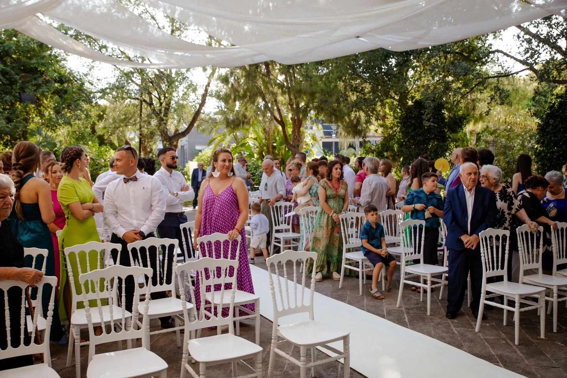 Invitados esperando en una ceremonia civil al aire libre