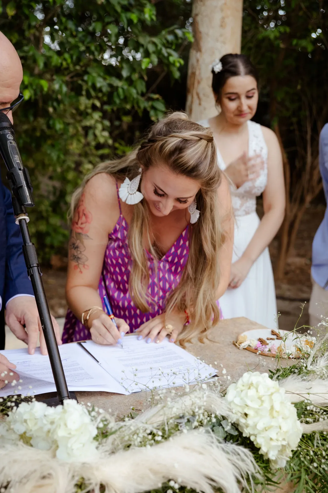 Testigo firmando en una boda civil