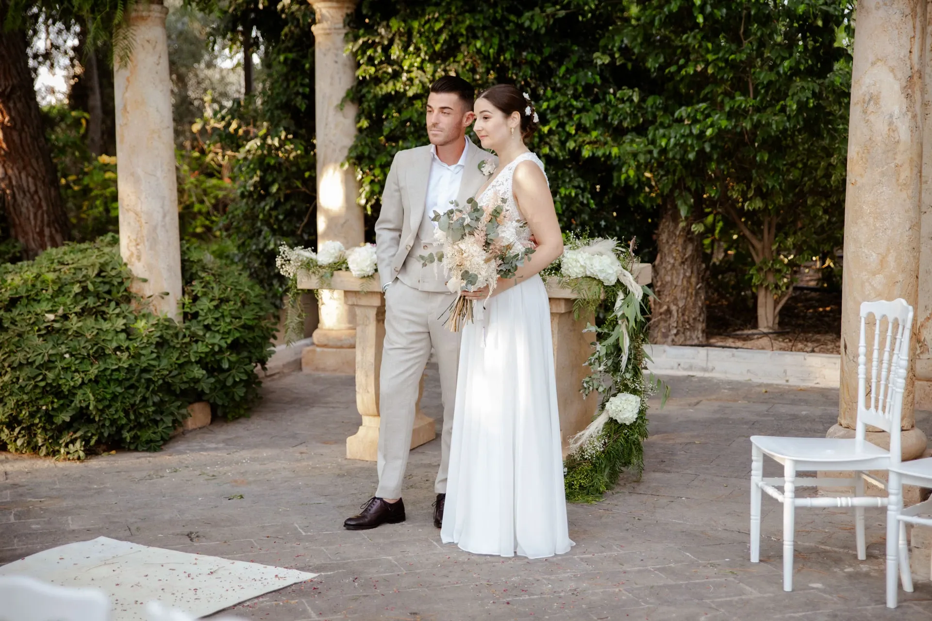 Novios de pie en una boda civil en el jardín