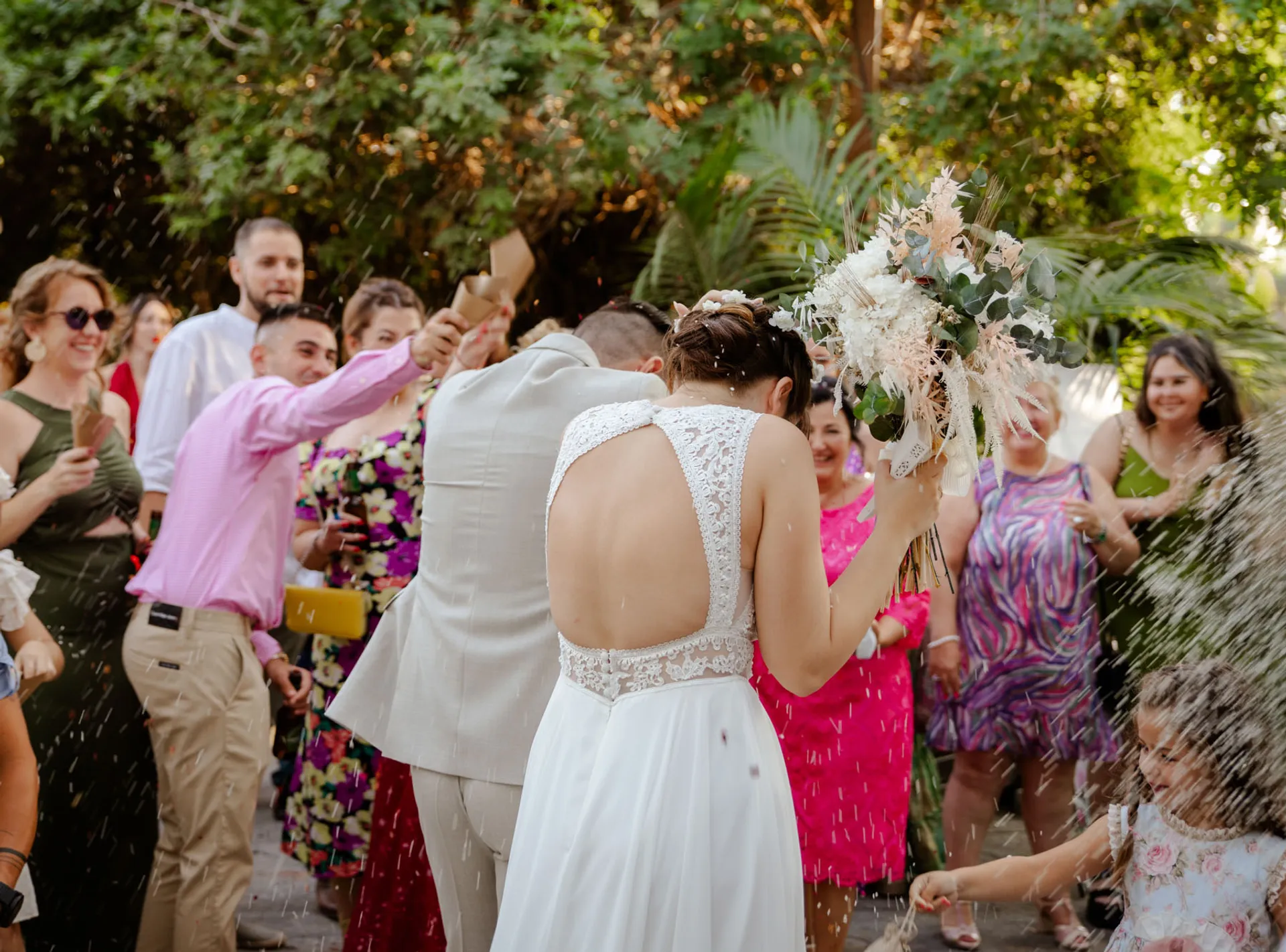 Novios celebrando con los invitados tras la ceremonia