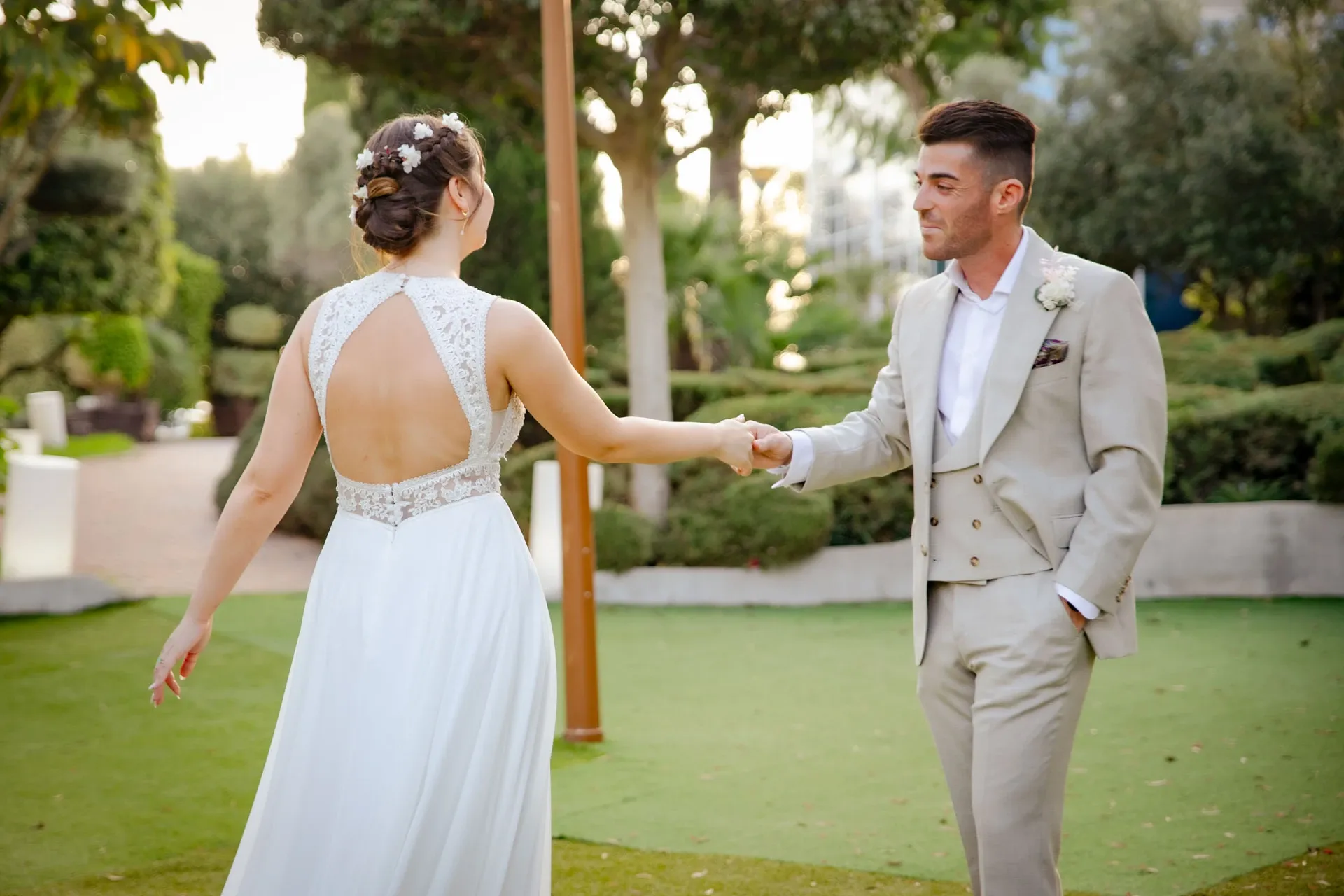 Novios cogidos de la mano en el jardín
