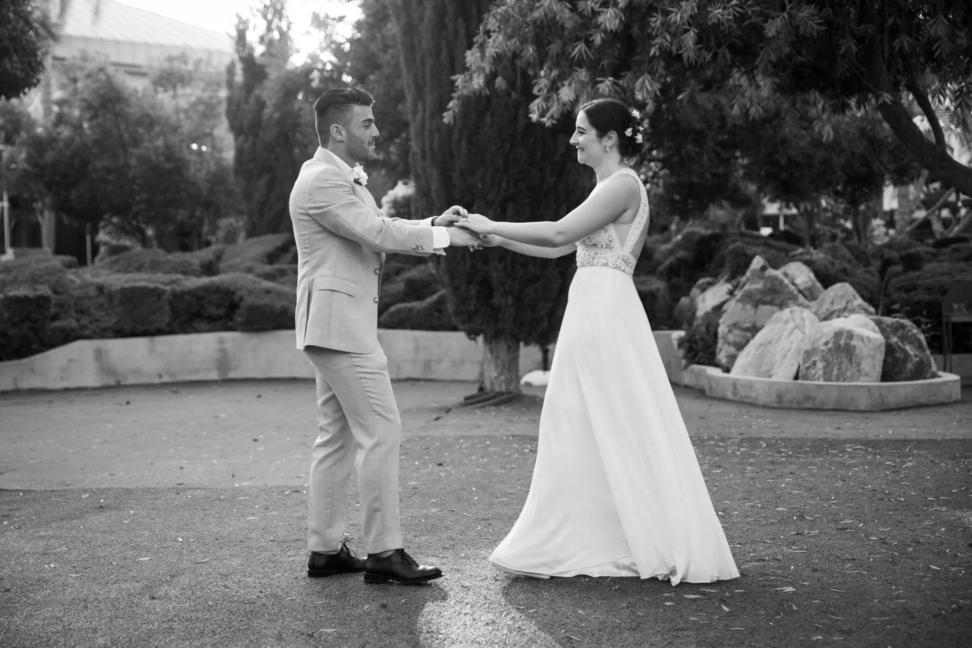 Novios bailando, en blanco y negro
