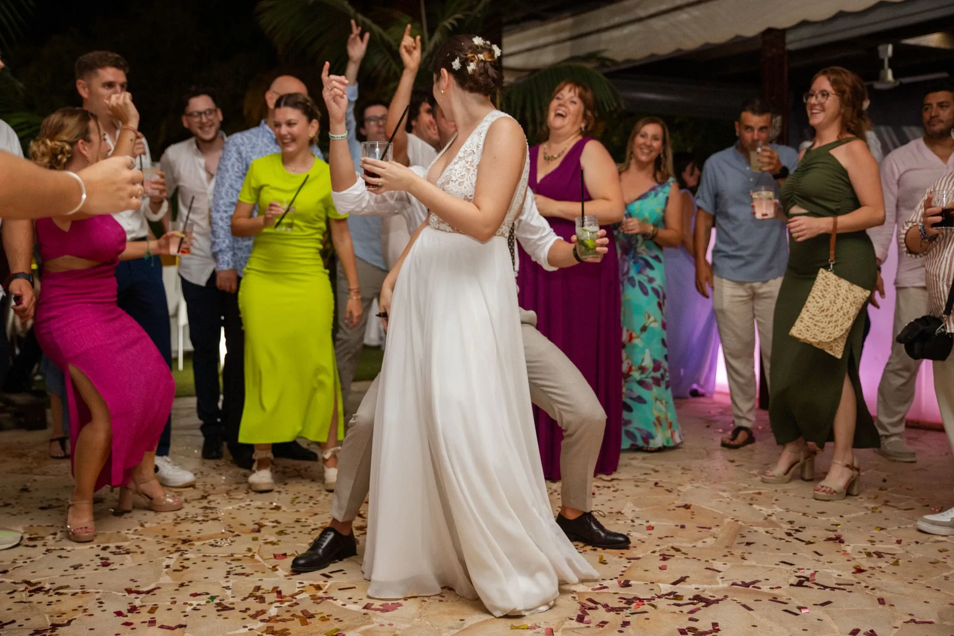 Novia bailando con los invitados en la fiesta